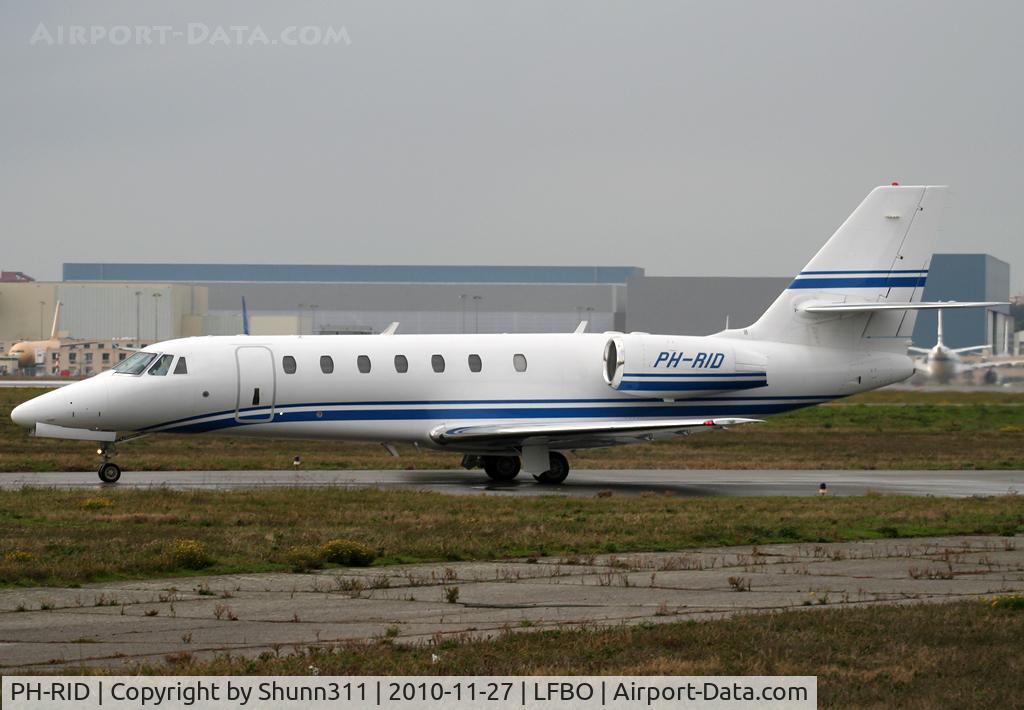 PH-RID, 2008 Cessna 680 Citation Sovereign C/N 680-0212, Taxiing holding point rwy 14L for departure...
