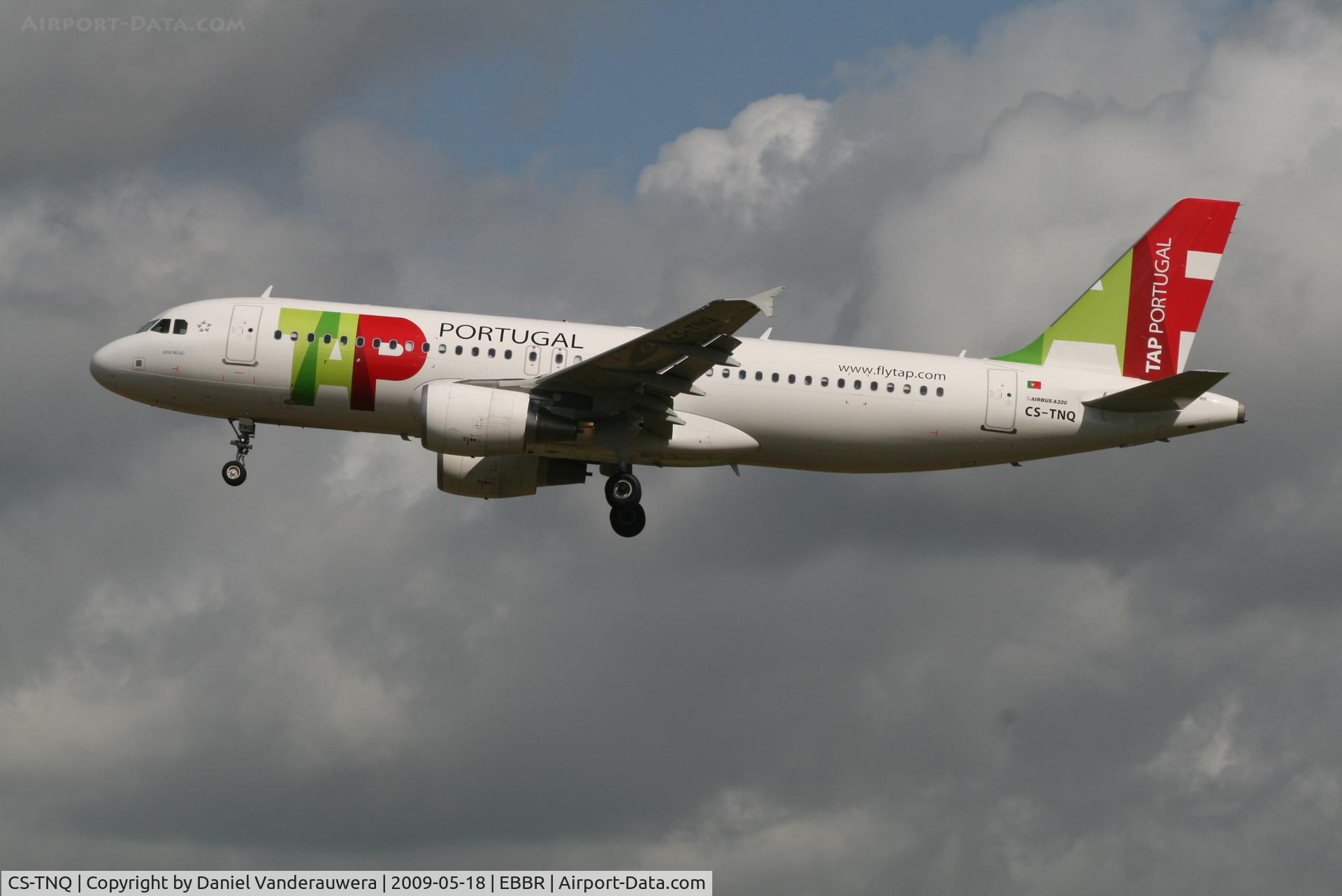CS-TNQ, 2009 Airbus A320-214 C/N 3769, Flight TP604 is descending to RWY 25L