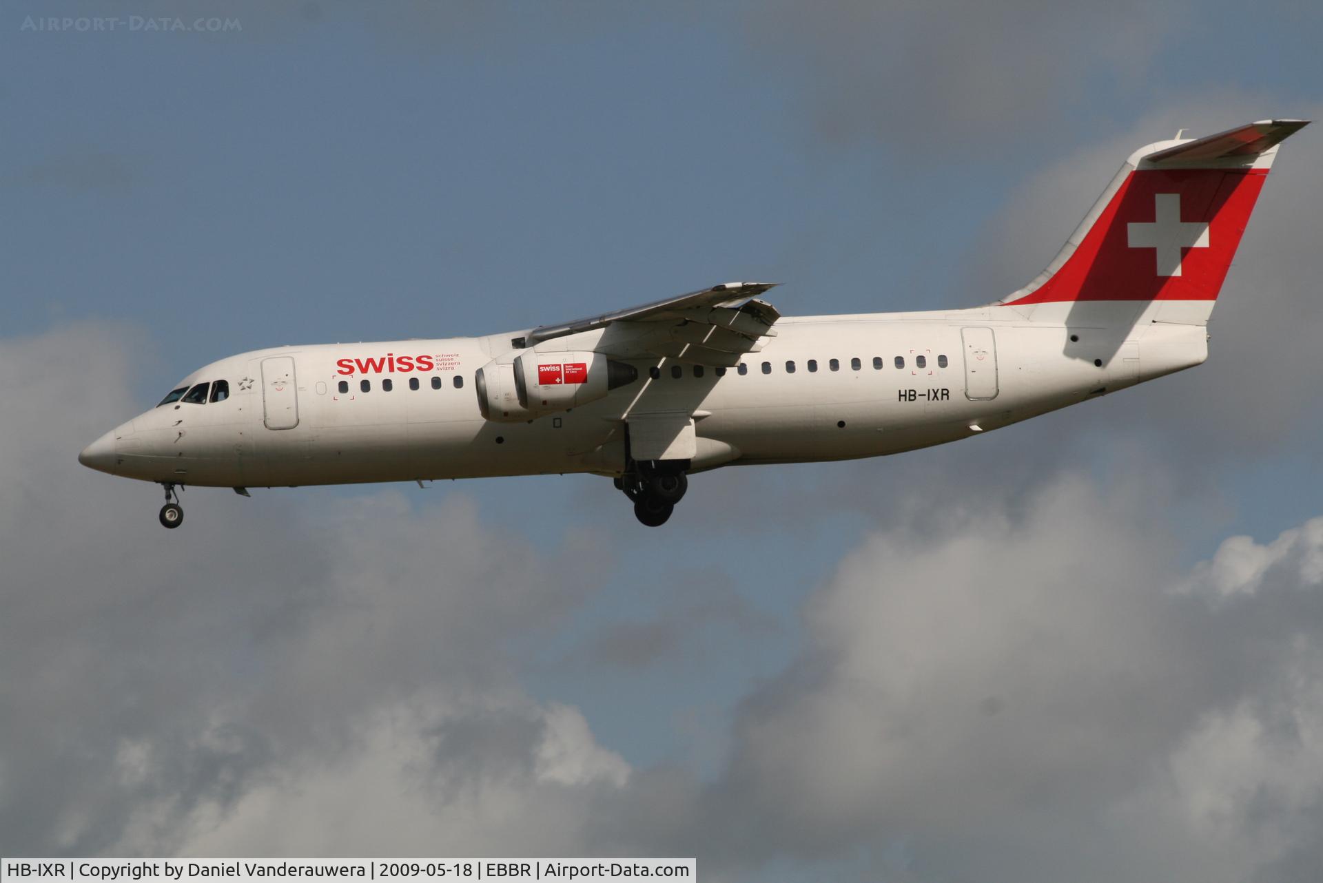 HB-IXR, 1996 British Aerospace Avro 146-RJ100 C/N E3281, Flight LX778 is descending to RWY 25L