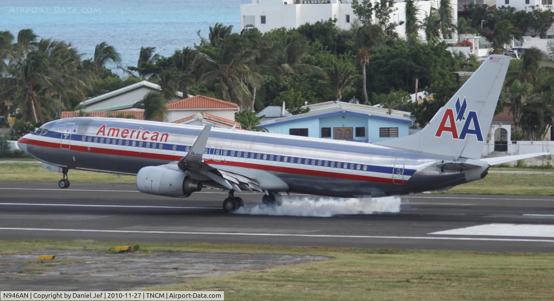 N946AN, 2000 Boeing 737-823 C/N 30600, American airlines N946AN landing at TNCM