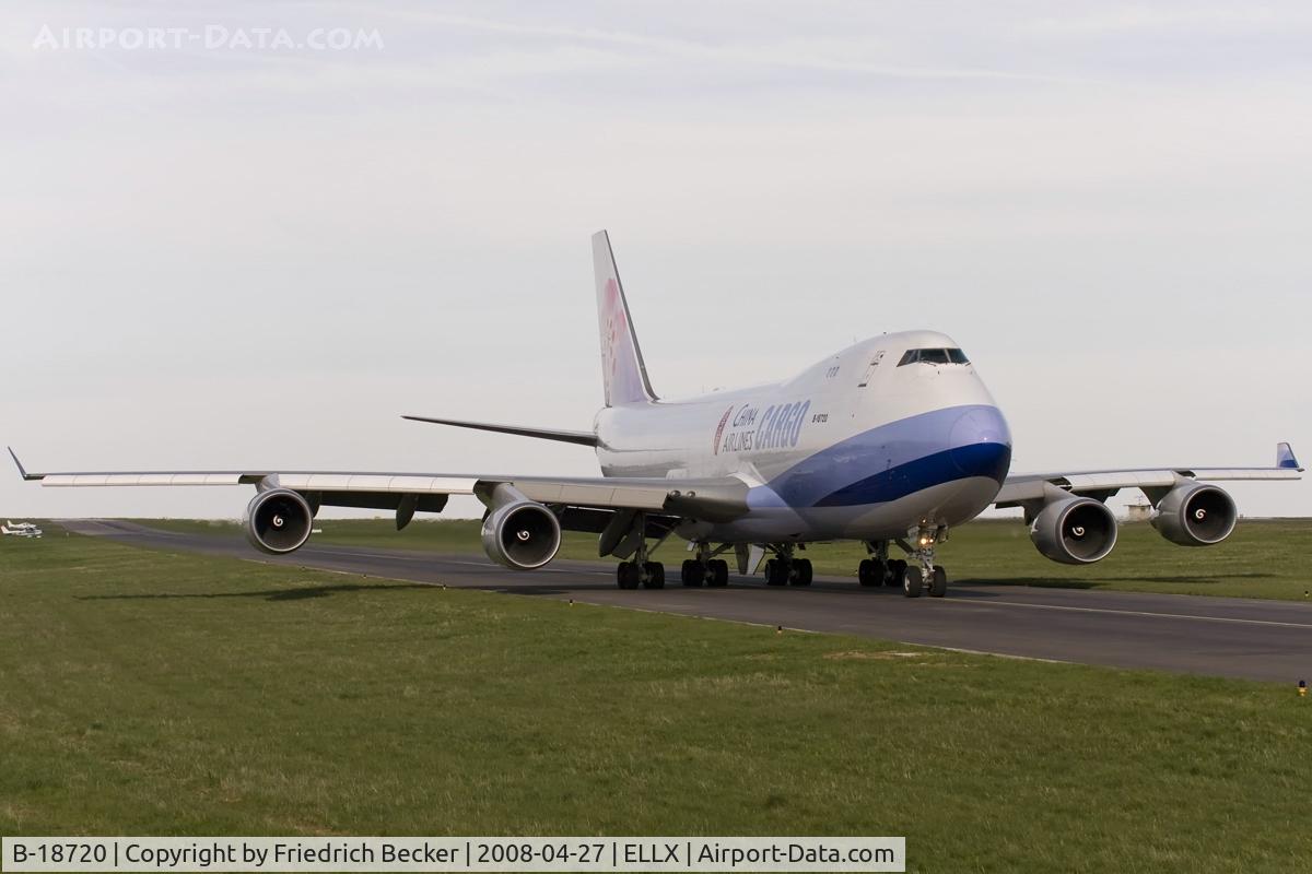 B-18720, 2005 Boeing 747-409F/SCD C/N 33733, taxying to the active