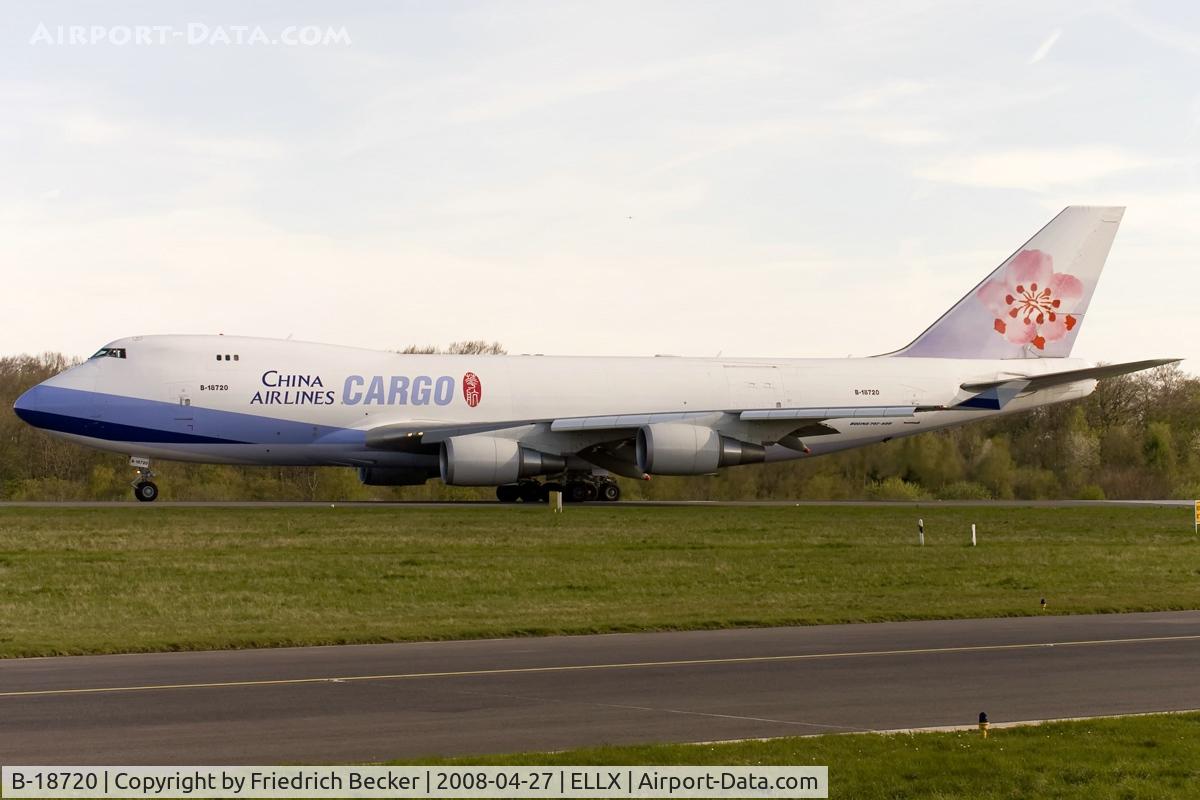 B-18720, 2005 Boeing 747-409F/SCD C/N 33733, line up RW06
