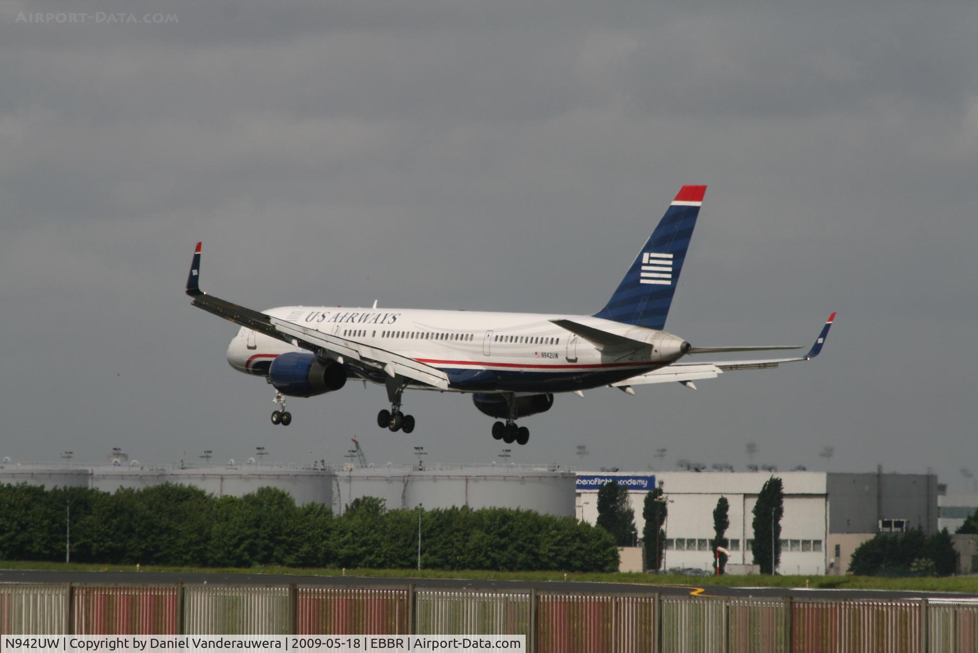 N942UW, 1995 Boeing 757-2B7 C/N 27807, Several seconds before landing on RWY 25L