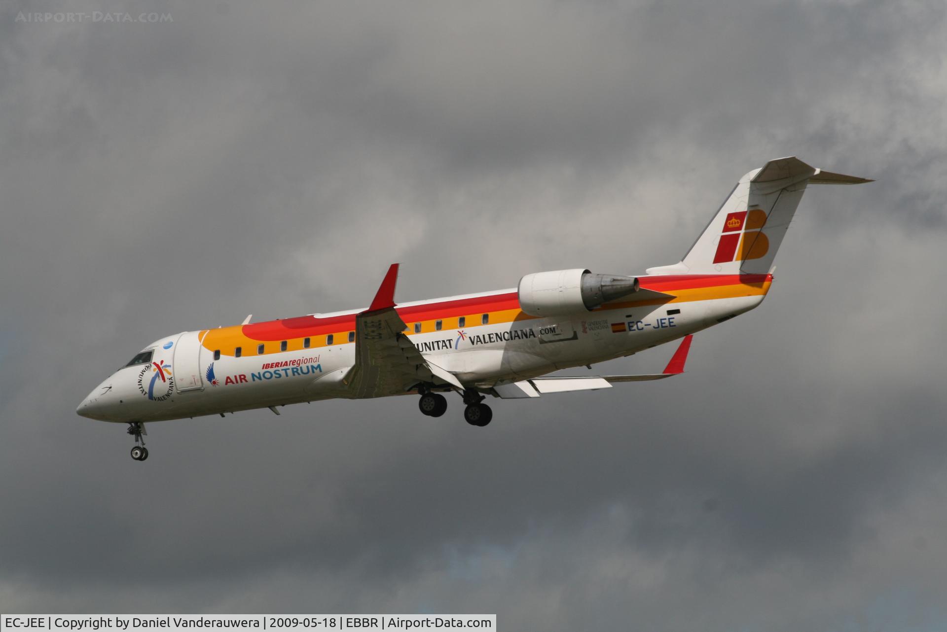 EC-JEE, 2005 Bombardier CRJ-200ER (CL-600-2B19) C/N 7989, Flight IB8090 is descending to RWY 25L
