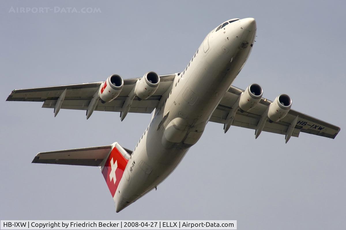 HB-IXW, 1995 British Aerospace Avro 146-RJ100 C/N E3272, departure via RW06