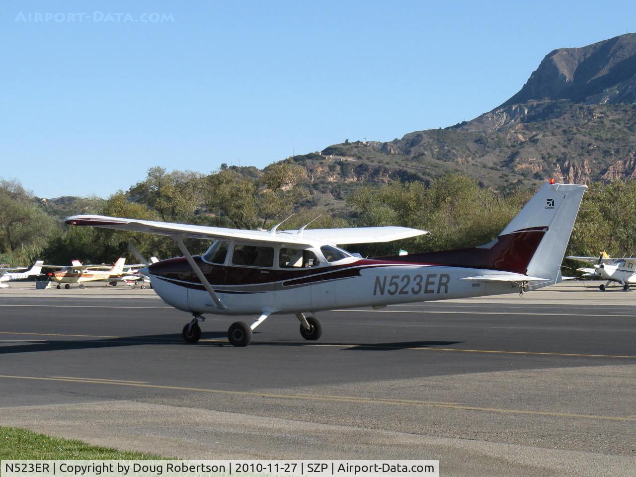 N523ER, 2001 Cessna 172S C/N 172S8925, 2001 Cessna 172S SKYHAWK SP, Lycoming IO-360-L2A 180 Hp, taxi off the active