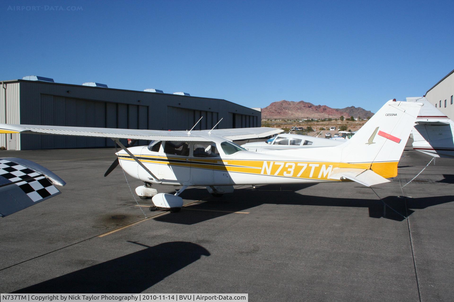 N737TM, 1977 Cessna 172N C/N 17269663, Sitting at Boulder