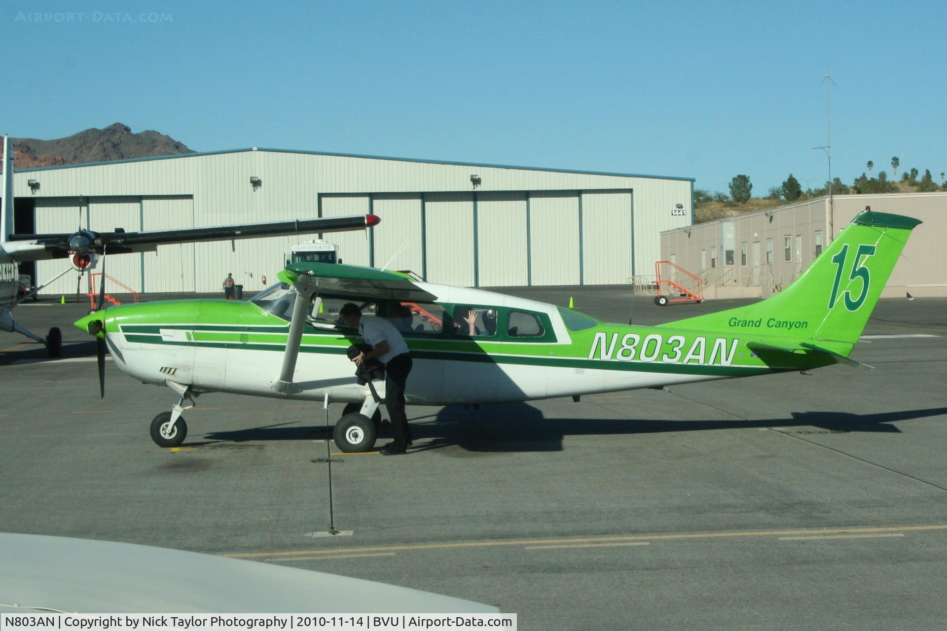 N803AN, 1979 Cessna T207A Turbo Stationair 7 C/N 20700570, Getting a wave from a passenger before they depart