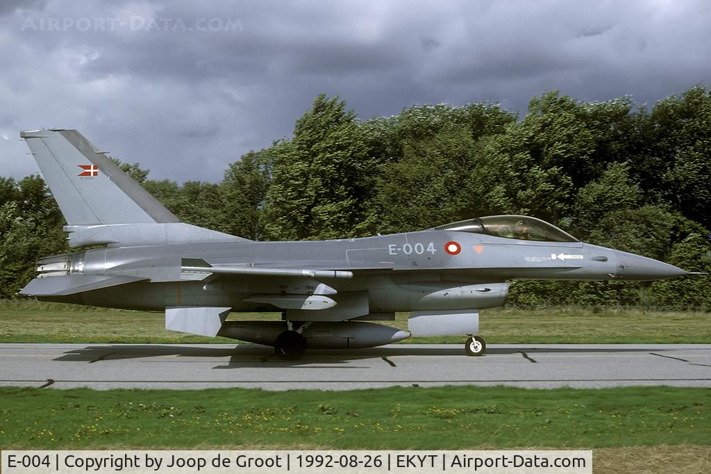E-004, 1988 SABCA F-16A Fighting Falcon C/N 6F-47, Tactical Fighter Weaponry 1992.