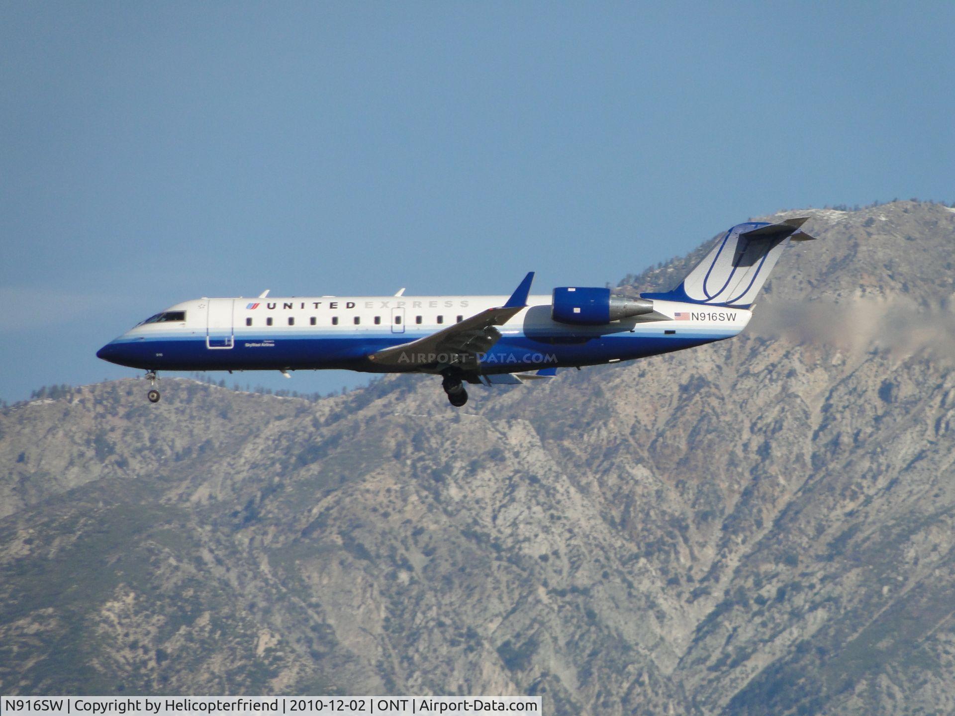 N916SW, 2002 Canadair CL-600-2B19 Regional Jet CRJ-200LR C/N 7634, United Connection on final to runway 26R