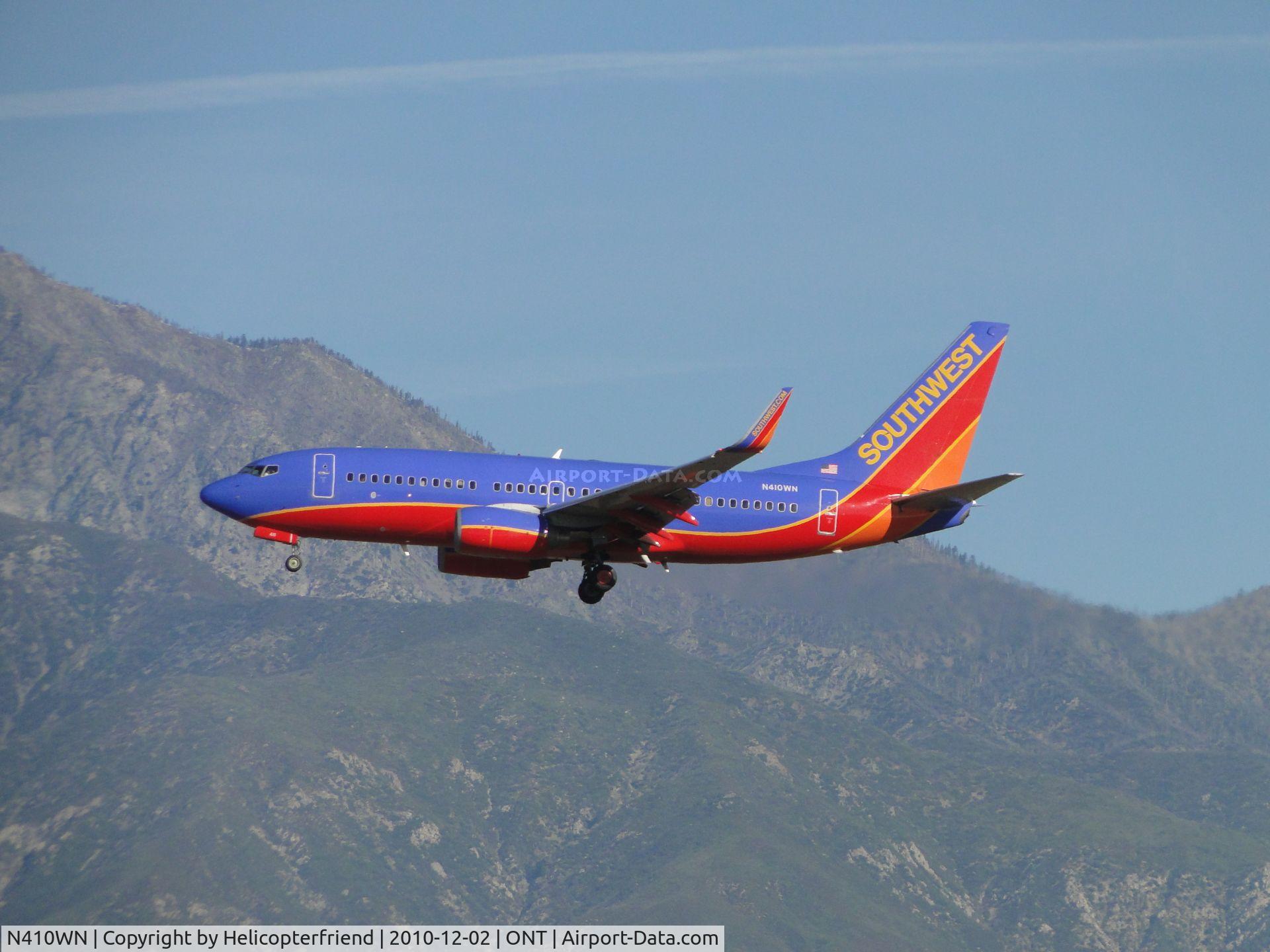 N410WN, 2001 Boeing 737-7H4 C/N 27897, On final approach to runway 26R