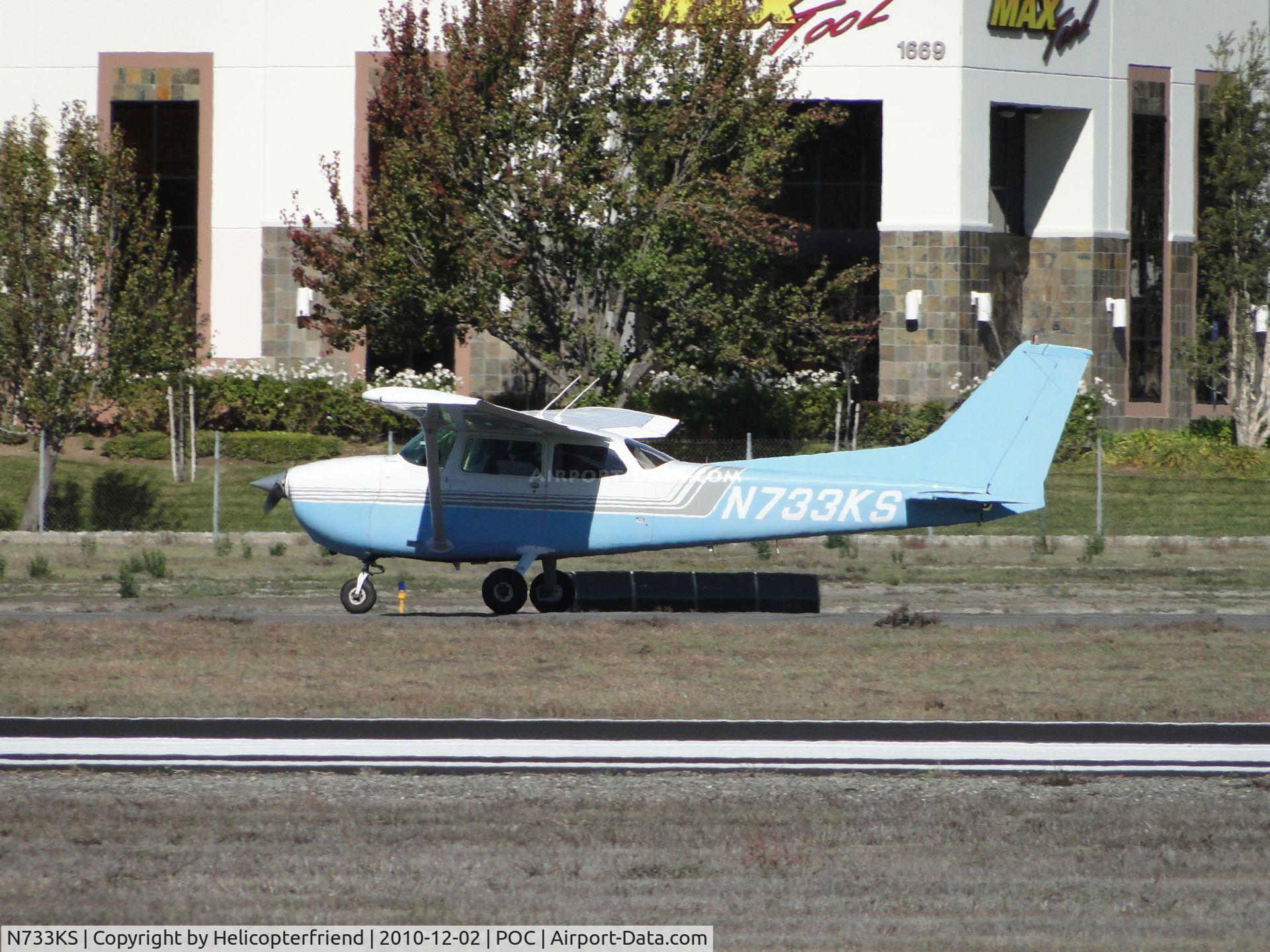N733KS, 1976 Cessna 172N C/N 17268357, Landing and rolling out