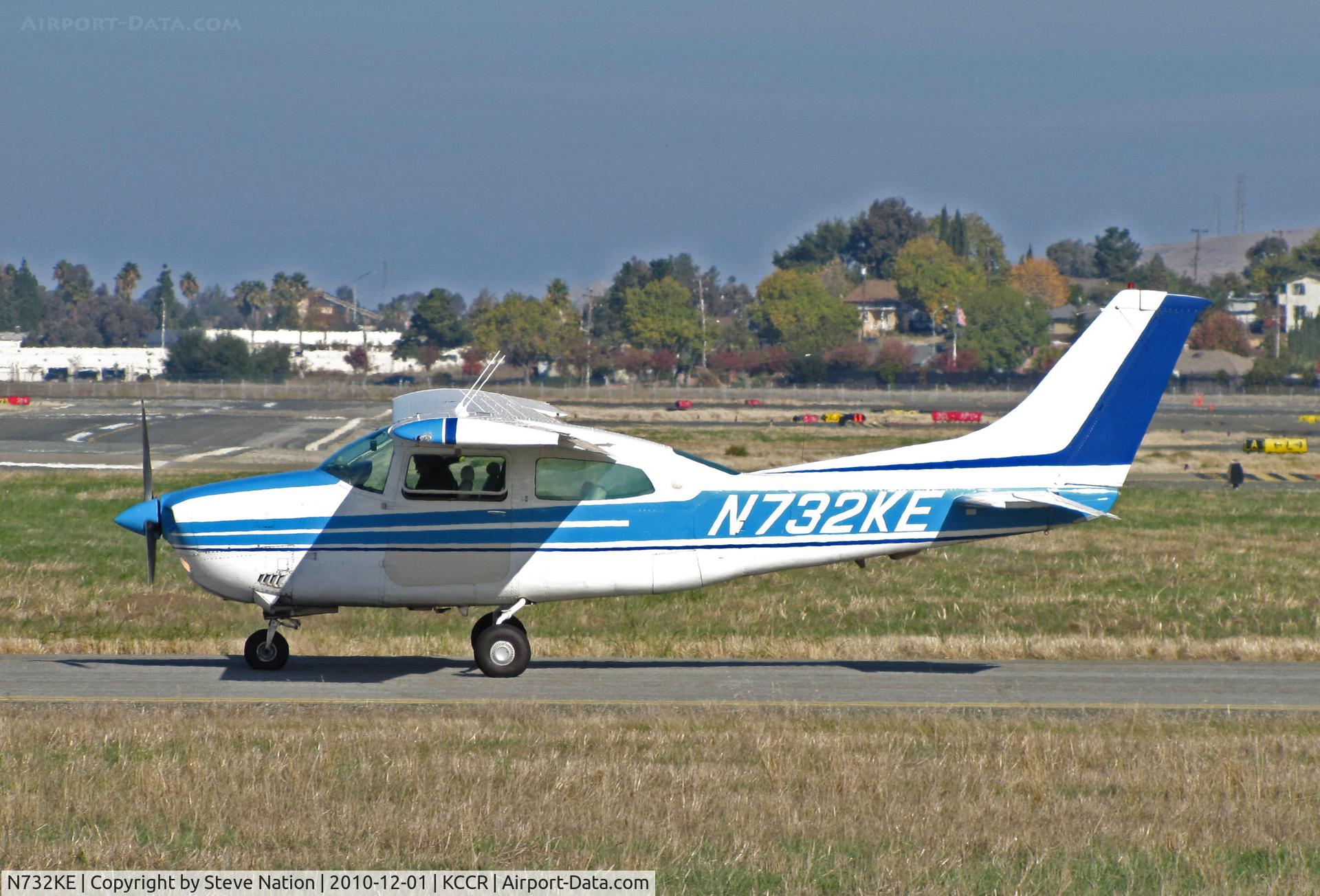 N732KE, Cessna T210L Turbo Centurion C/N 21061566, Central Valley-based Cessna T210L taxis for take-off on RWY 1L with shorter RWY 1R in background @ Buchanan Field, Concord, CA