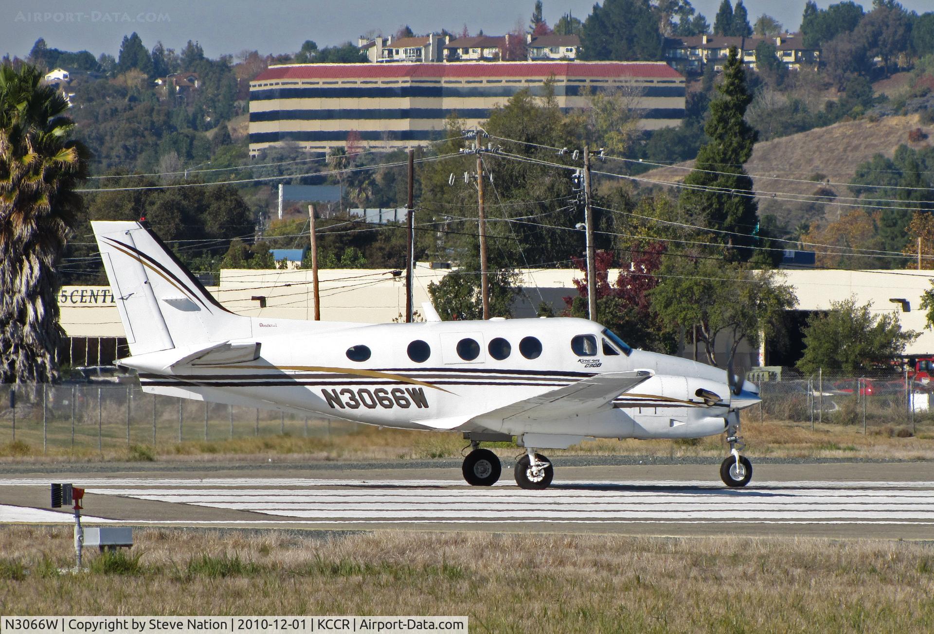 N3066W, 1998 Raytheon Aircraft Company C90A C/N LJ-1536, Balco Aviation LLC (Pacheco, CA) releasing brakes for take-off on RWY 1L destination KSNA/John Wayne-Orange County Airport, CA @ Buchanan Field, Concord, CA