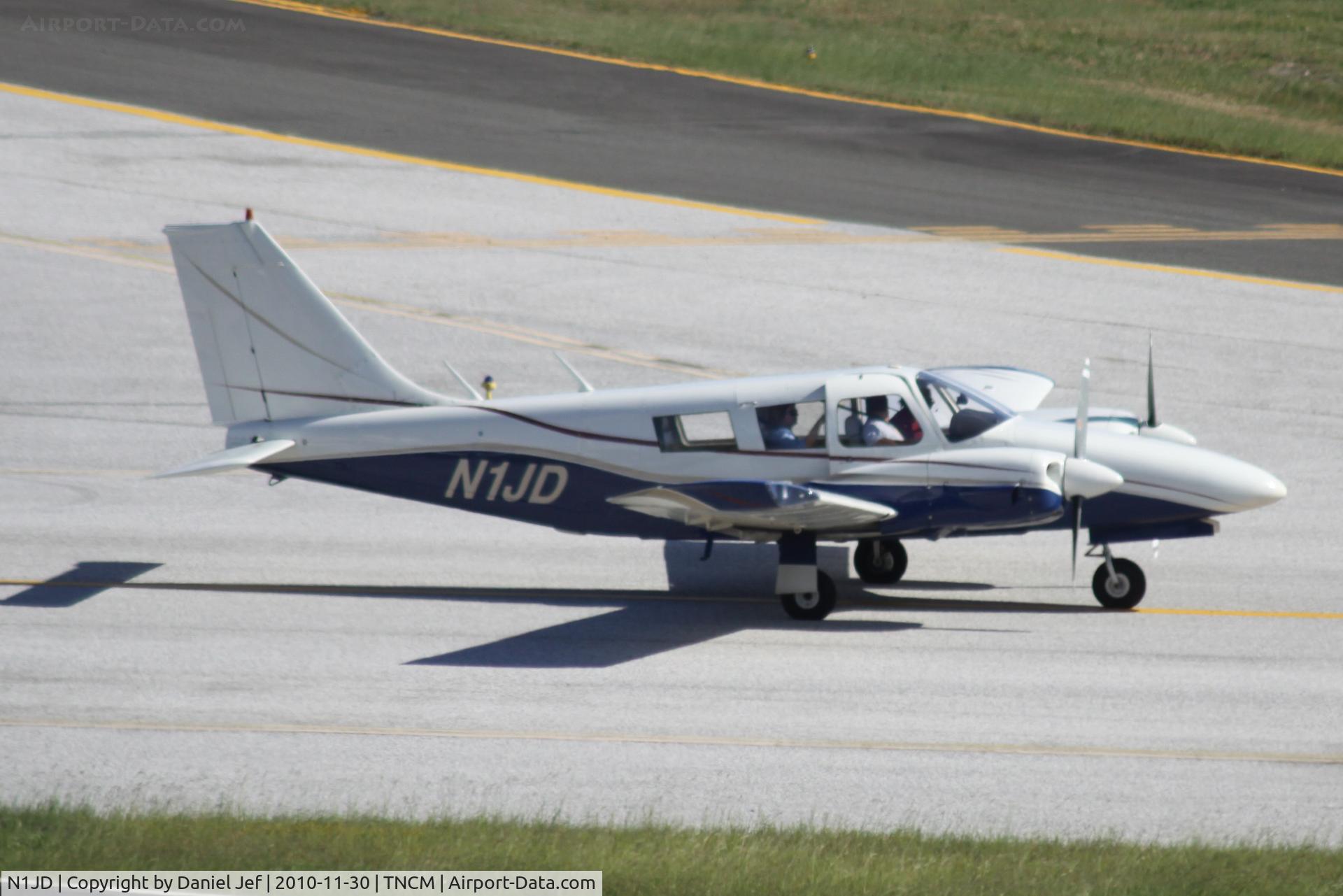 N1JD, 1972 Piper PA-34-200 C/N 34-7250103, N1JD taxing to A for take off
