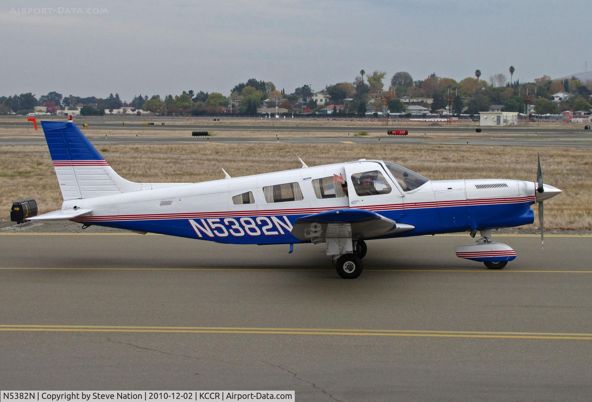 N5382N, 1982 Piper PA-32-301T Saratoga C/N 32-8224012, Friendly passenger in locally-based 1982 PA-32-301T taxiing for RWY 32R @ Buchanan Field, Concord, CA