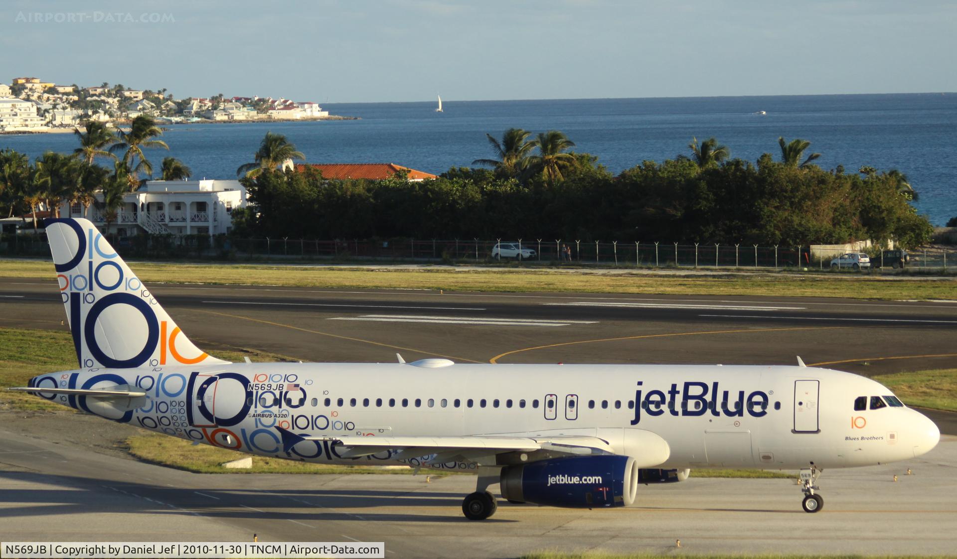 N569JB, 2003 Airbus A320-232 C/N 2075, N569JB taxing to the active at TNCM