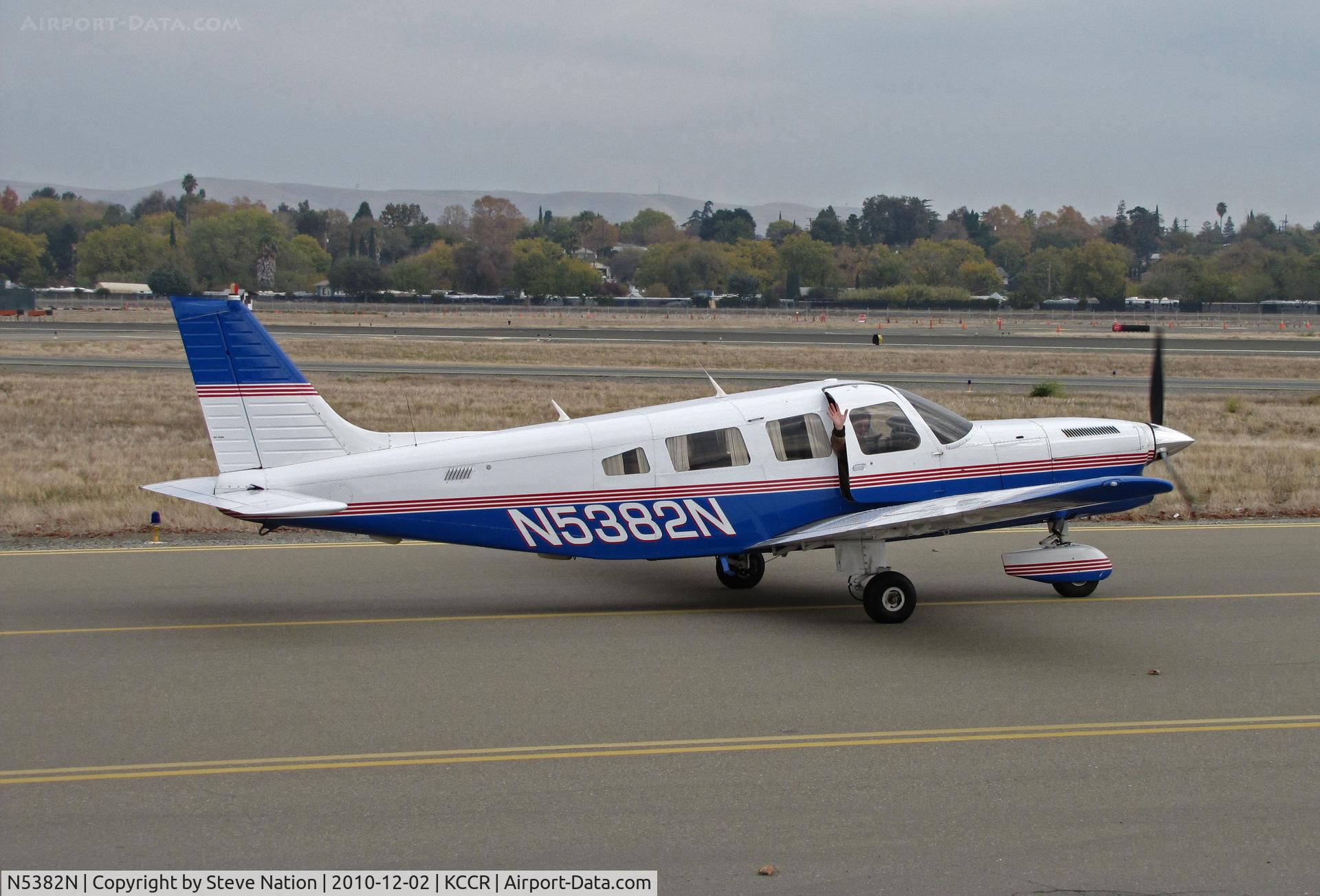 N5382N, 1982 Piper PA-32-301T Saratoga C/N 32-8224012, Friendly passenger in locally-based 1982 PA-32-301T taxiing for RWY 32R @ Buchanan Field, Concord, CA