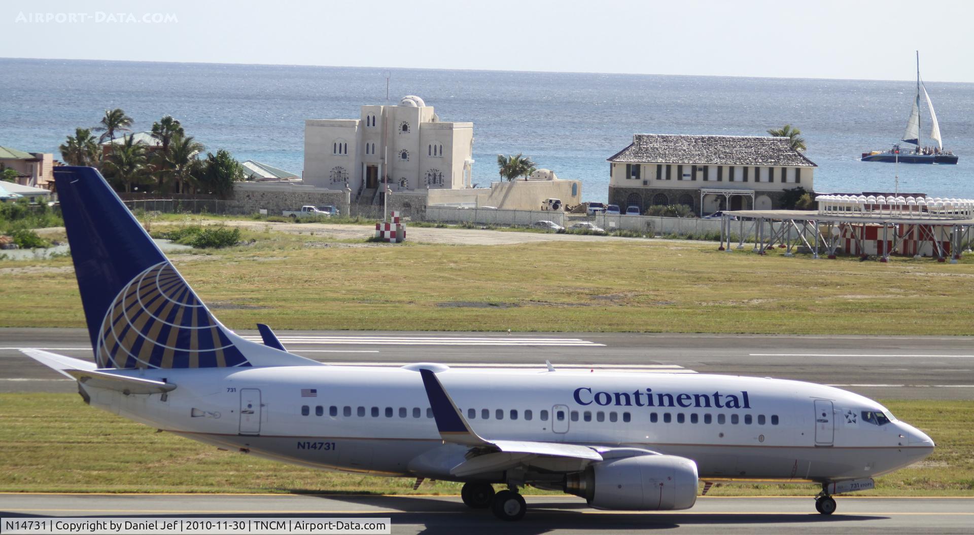 N14731, 1999 Boeing 737-724 C/N 28799, Continental N14731 taxing to the holding point A