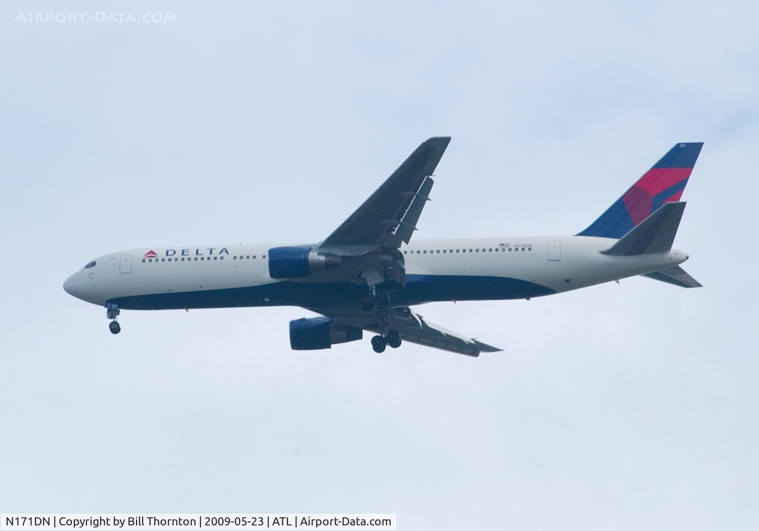 N171DN, 1990 Boeing 767-332 C/N 24759, A Delta Airlines B767-332 (N171DN) on short final to runway 27R @ Atlanta's Hartsfield-Jackson International Airport. (an f-stop 5.6 photograph)