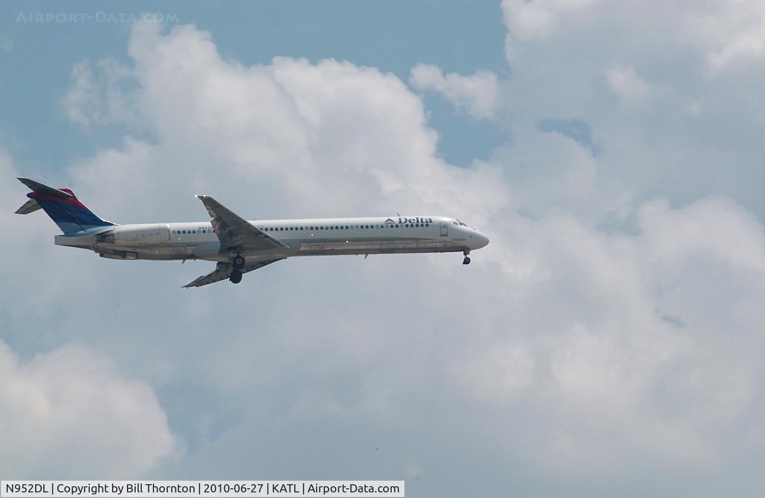 N952DL, 1990 McDonnell Douglas MD-88 C/N 49883, A Delta Airlines MD-88 (N952DL) on short final to runway 9L @ Atlanta's Hartsfield-Jackson International Airport. (an f-stop 5.6 photograph)
