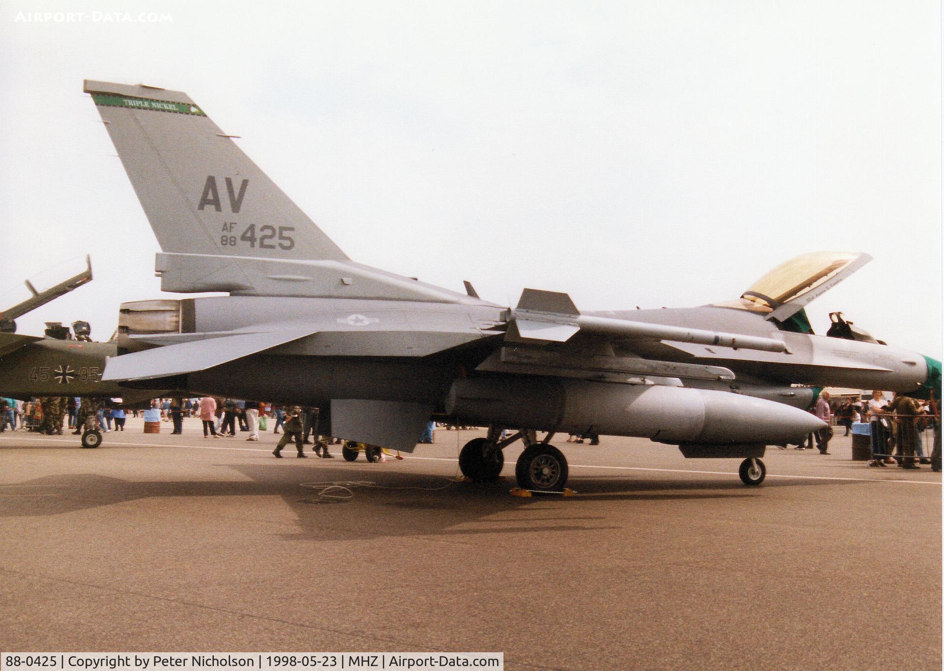 88-0425, 1988 General Dynamics F-16C Fighting Falcon C/N 1C-27, F-16C Falcon of 555th Fighter Squadron/31st Fighter Wing stationed at Aviano on display at the 1998 RAF Mildenhall Air Fete.