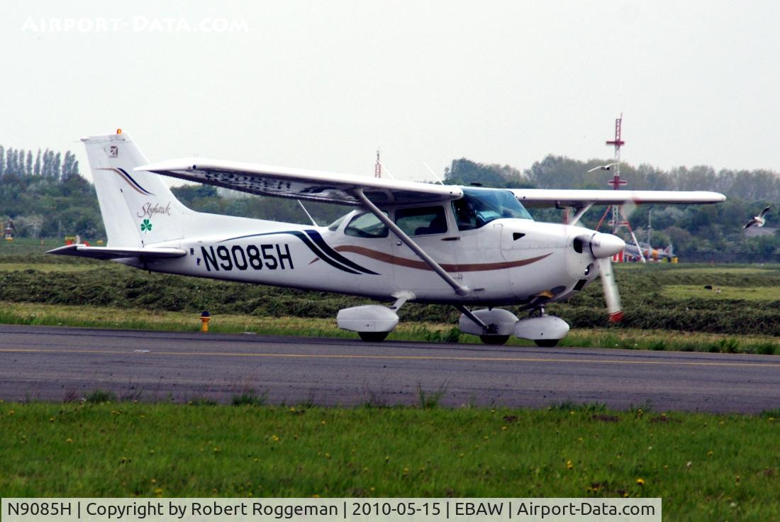 N9085H, 1975 Cessna 172M C/N 17265932, Taxiing in