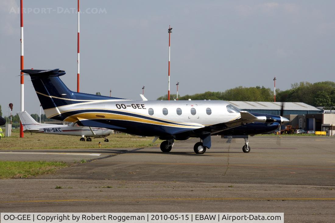 OO-GEE, 2010 Pilatus PC-12/47E C/N 1174, Taxiing in