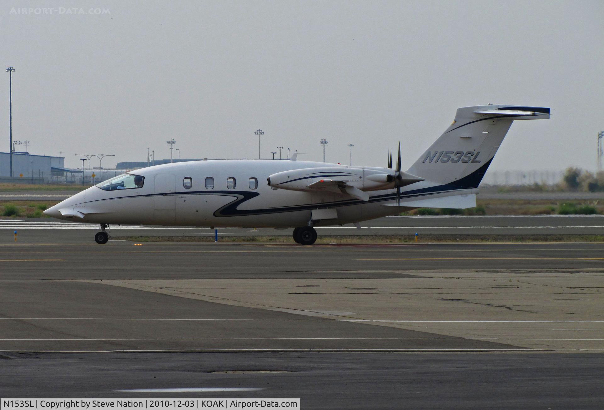 N153SL, 2002 Piaggio P-180 C/N 1054, Avantair 2002 Piagio P180 taxis for North Field runway @ Oakland International Airport, CA