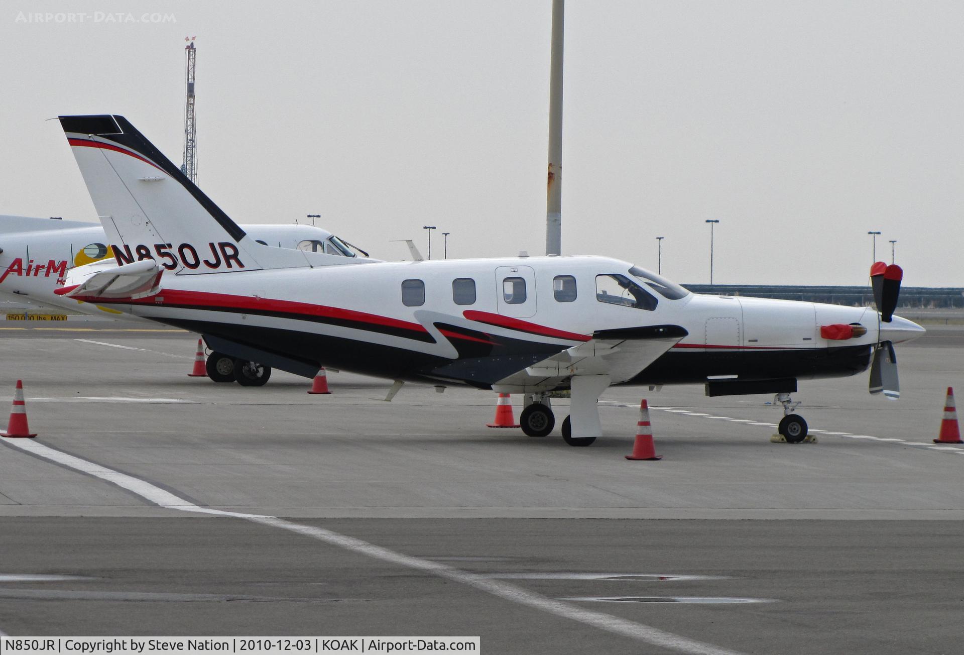 N850JR, 2006 Socata TBM-700 C/N 348, 2006 Socata TBM 700 (TBM 850 registration) on North Field ramp @ Oakland International Airport, CA