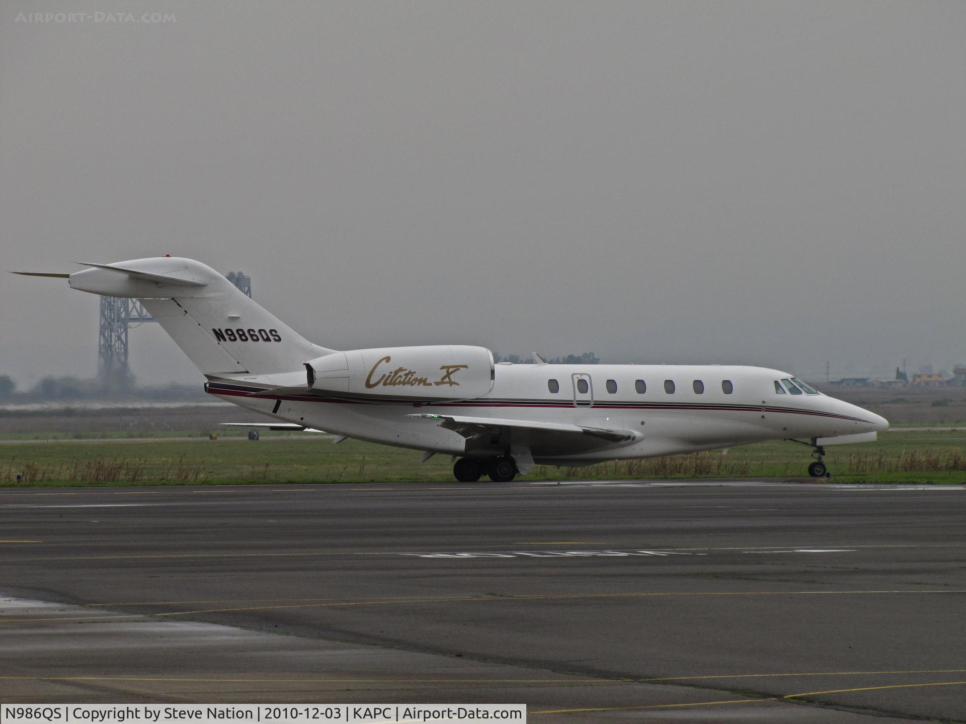 N986QS, 1999 Cessna 750 Citation X C/N 750-0086, NetJets 1999 Cessna 750 taxis past Napa River RR Bridge for departure to KSMF (Sacramento Metro Airport, CA) @ Napa County Airport, CA
