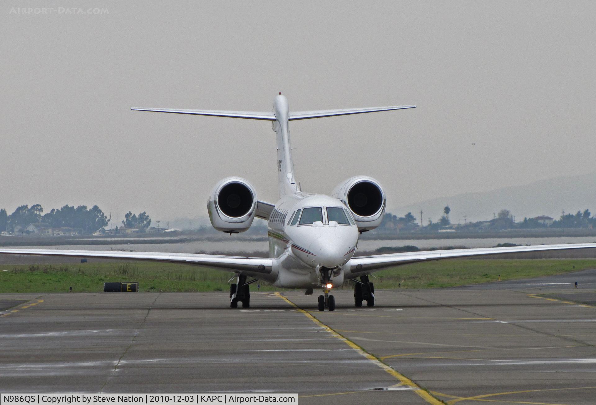 N986QS, 1999 Cessna 750 Citation X C/N 750-0086, NetJets 1999 Cessna 750 returns to ramp (Napa River in background) with mechanical issue (?) - was going to KSMF (Sacramento Metro Airport, CA) @ Napa County Airport, CA