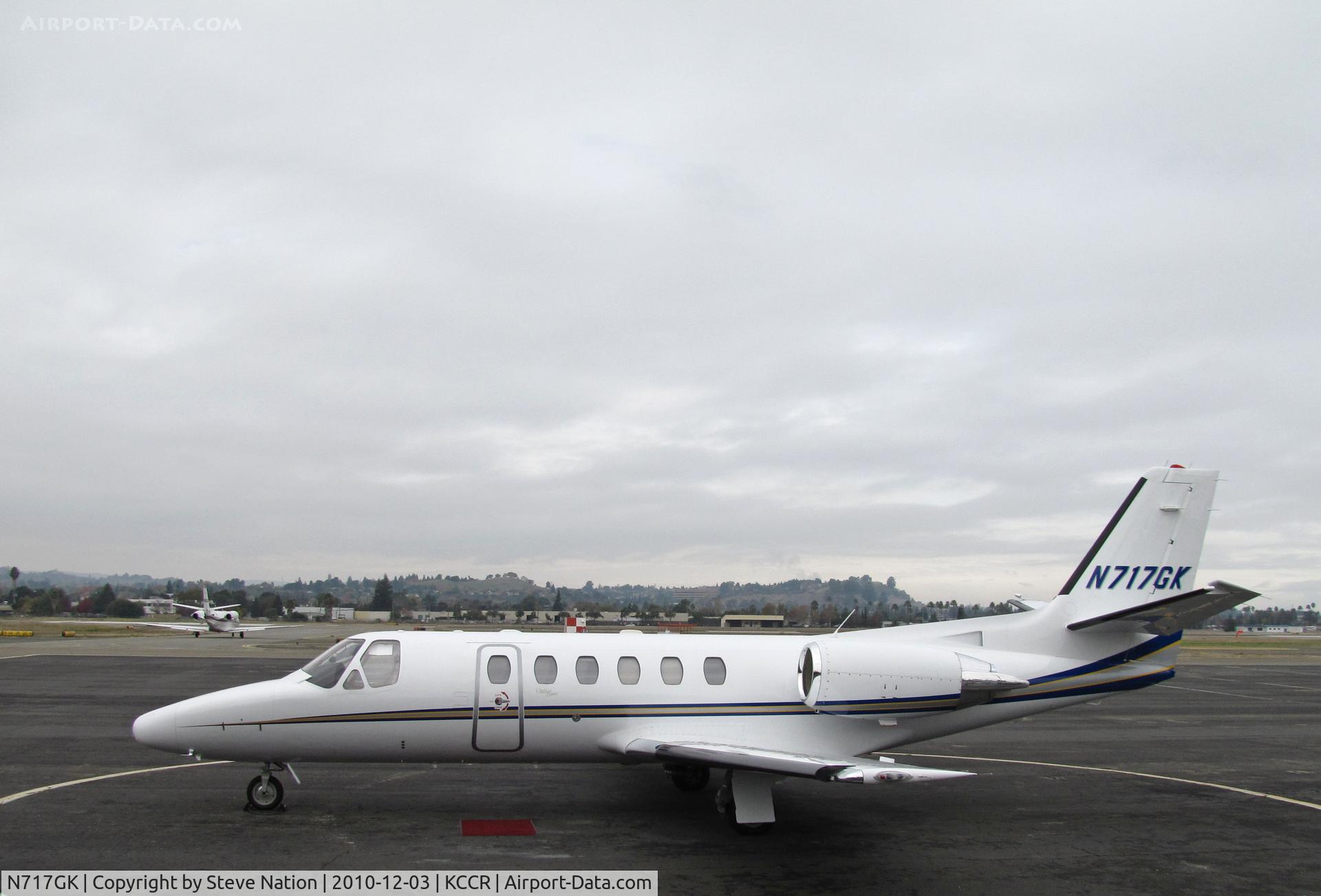 N717GK, 2001 Cessna 550 C/N 550-0971, Stellaris Inc. (Lake Forest, CA) 2001 Cessna 525 after arrival from KSNA/John Wayne Orange County Airport (NetJets Cessna 560 N616QS leaving for KLAS in background) @ Buchanan Field, Concord, CA