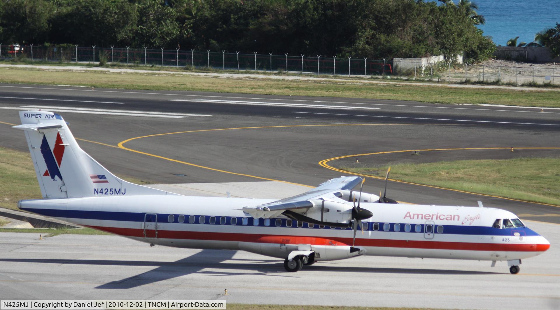 N425MJ, 1994 ATR 72-212 C/N 425, American eagle taxing to Alpha