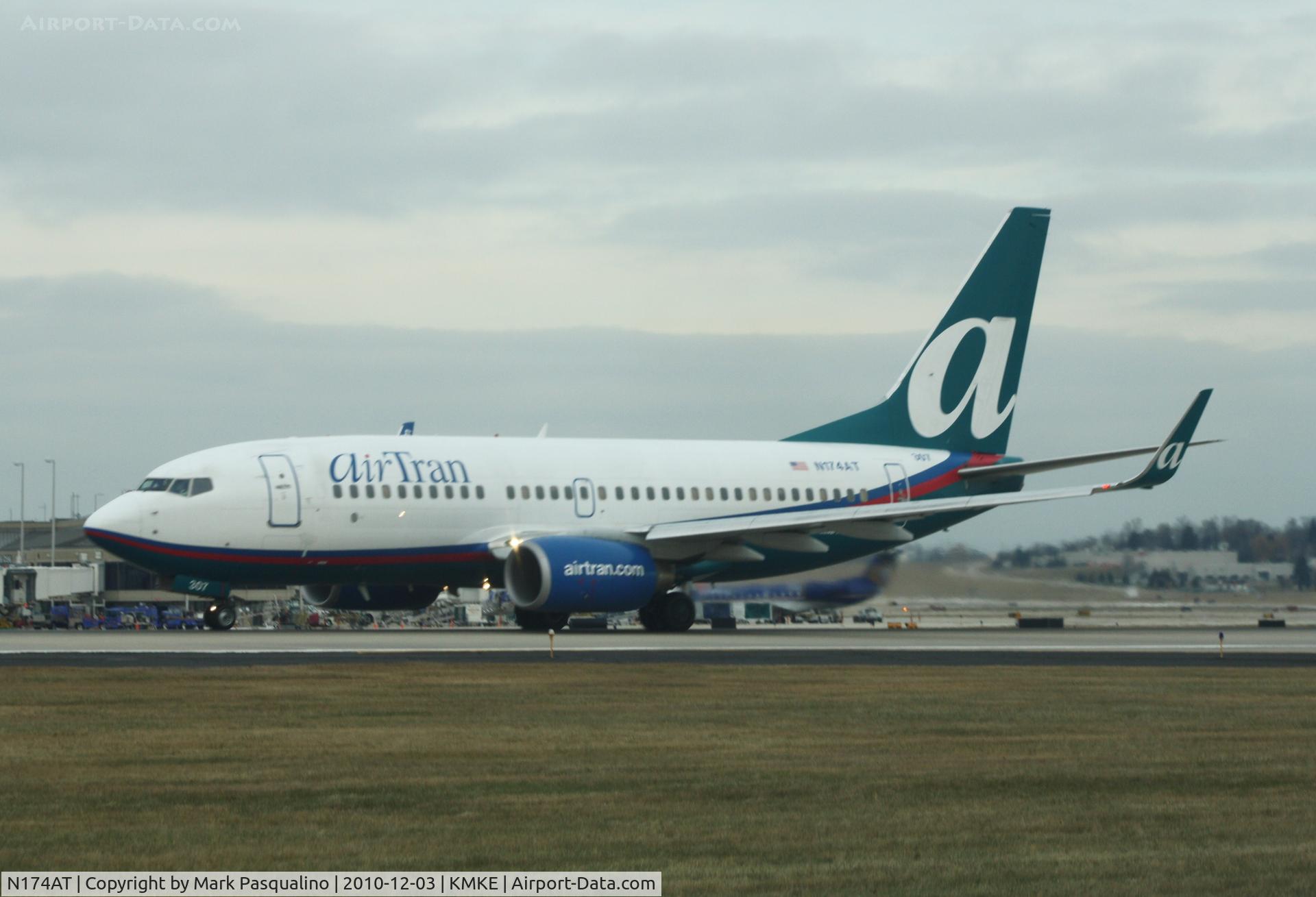 N174AT, 2004 Boeing 737-76N C/N 32667, Boeing 737-700