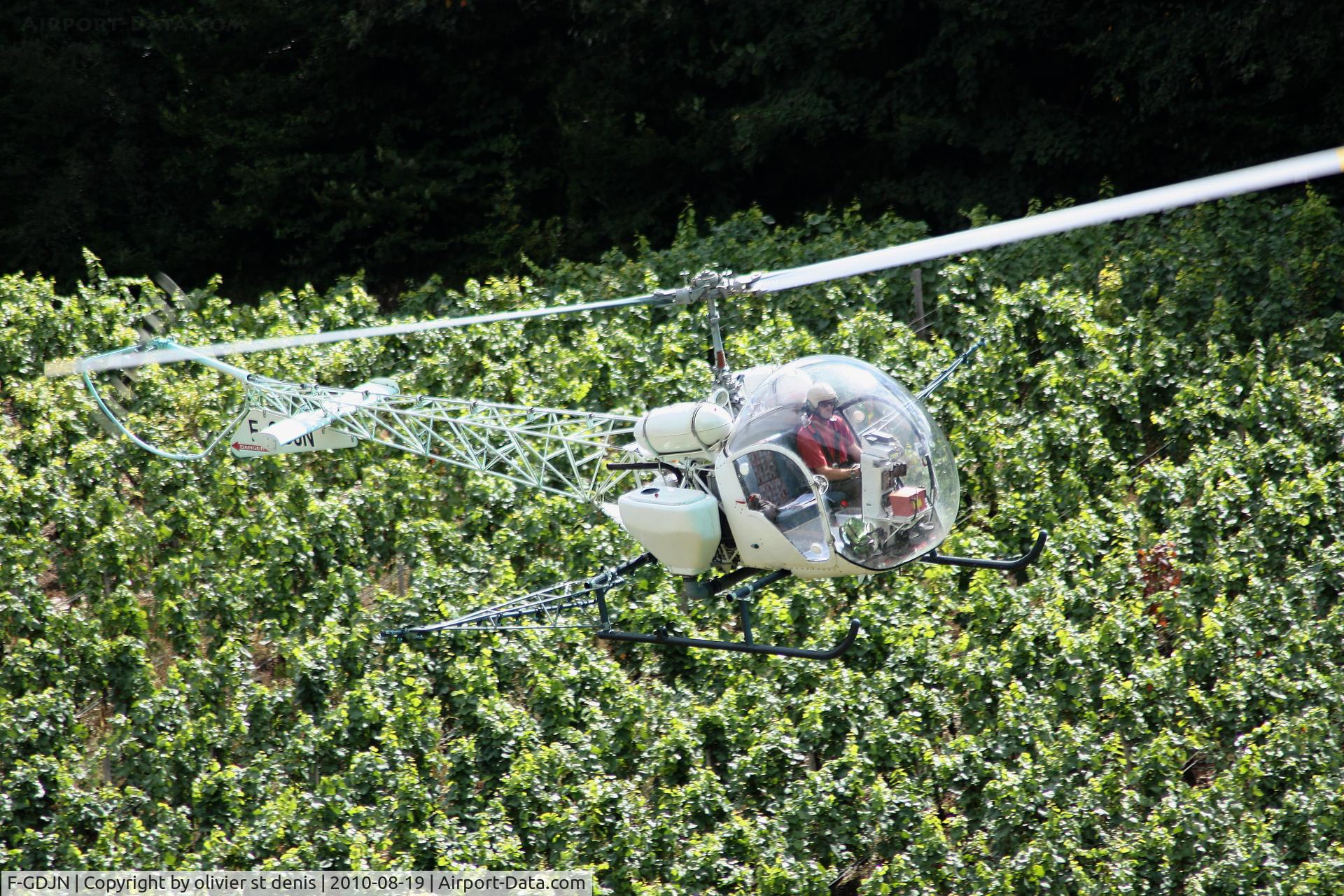 F-GDJN, Agusta AB-47G-2 C/N 269, spraying in Gevrey Chambertin