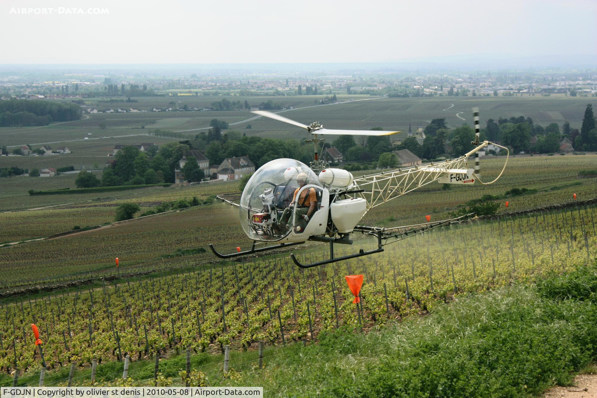 F-GDJN, Agusta AB-47G-2 C/N 269, spraying in aloxe corton