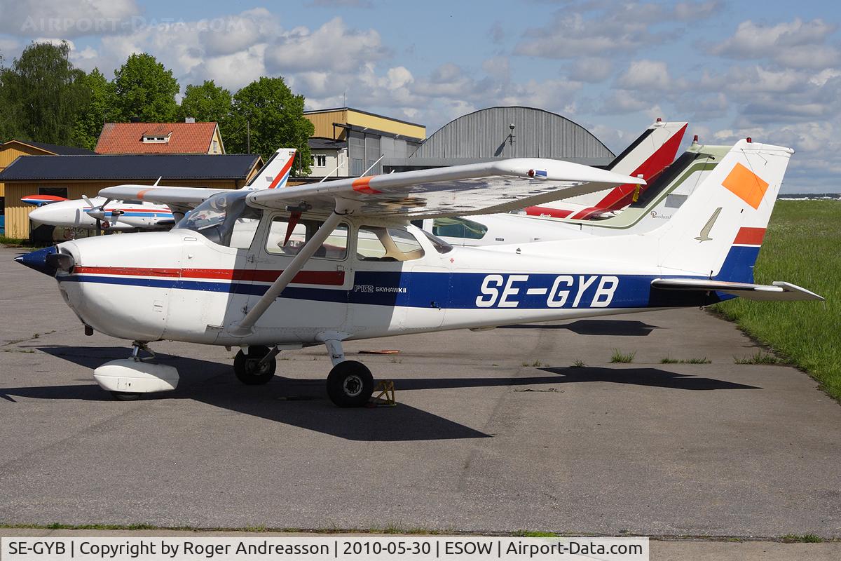 SE-GYB, 1977 Cessna F172N II C/N F17201552, Andersson Aircraft AB, parked outside Hässlögymnasiet. Non airworthy since 1996