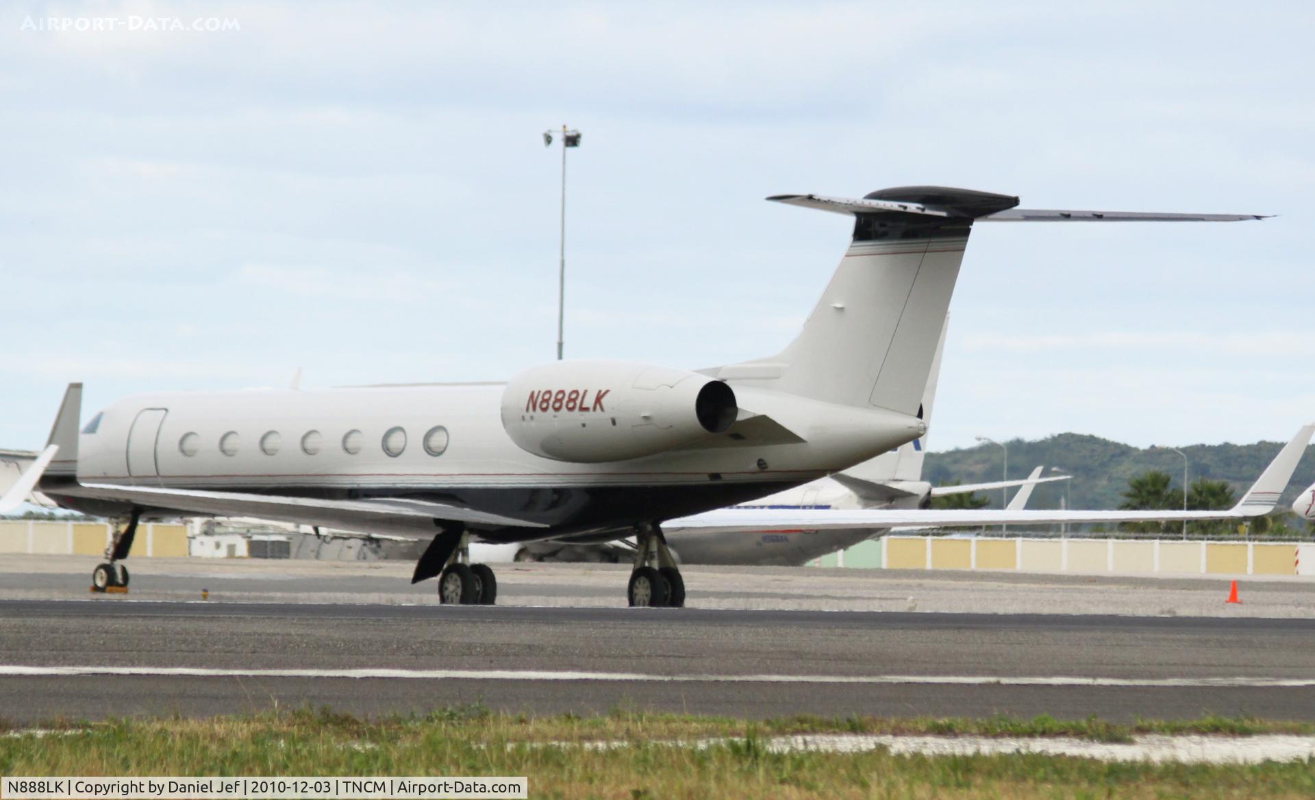 N888LK, 2003 Gulfstream Aerospace GV-SP (G550) C/N 5012, N888LK park on the main ramp at TNCM