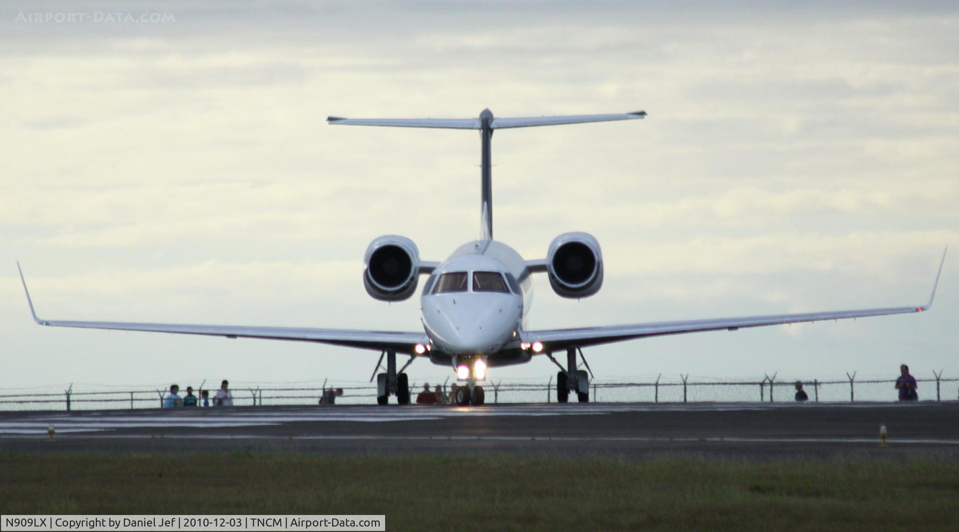 N909LX, 2006 Embraer EMB-135BJ Legacy C/N 14500942, N909LX at the lines to depart TNCM runway 10