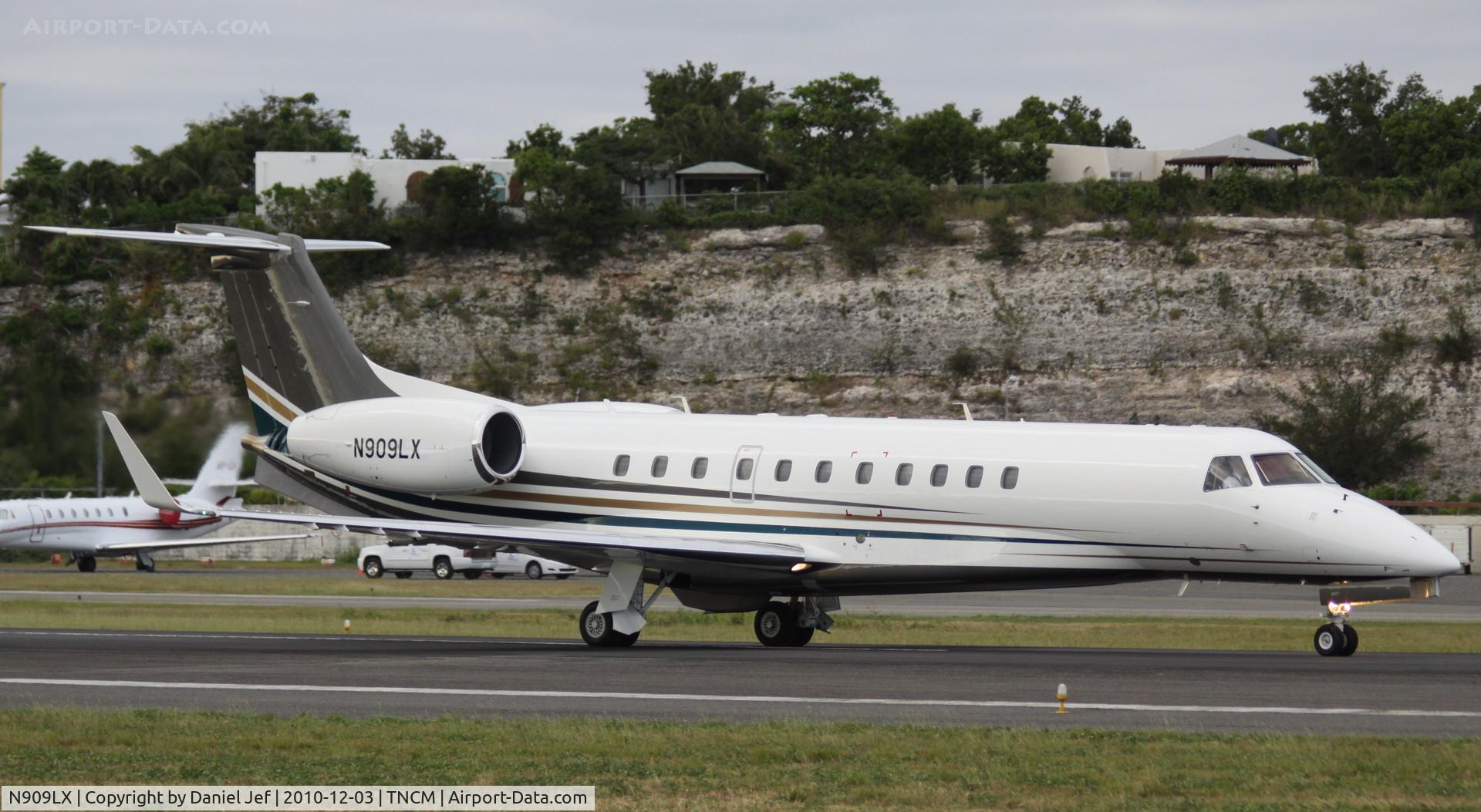 N909LX, 2006 Embraer EMB-135BJ Legacy C/N 14500942, N909LX departing TNCM sporting there new paint colors.