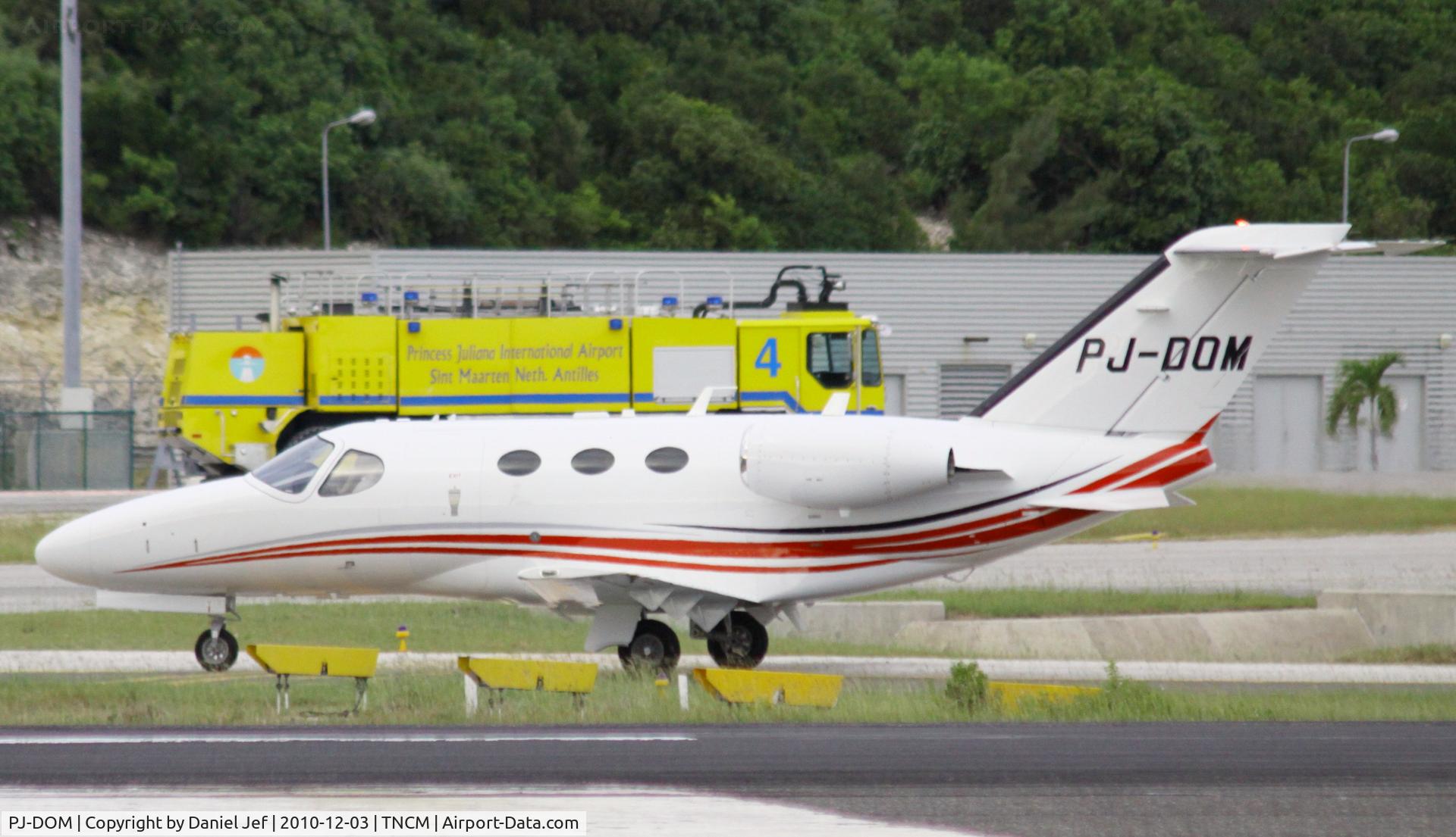 PJ-DOM, 2010 Cessna 510 Citation Mustang Citation Mustang C/N 510-0316, PJ-DOM taxing tru Bravo for parking at the cargo ramp at TNCM.