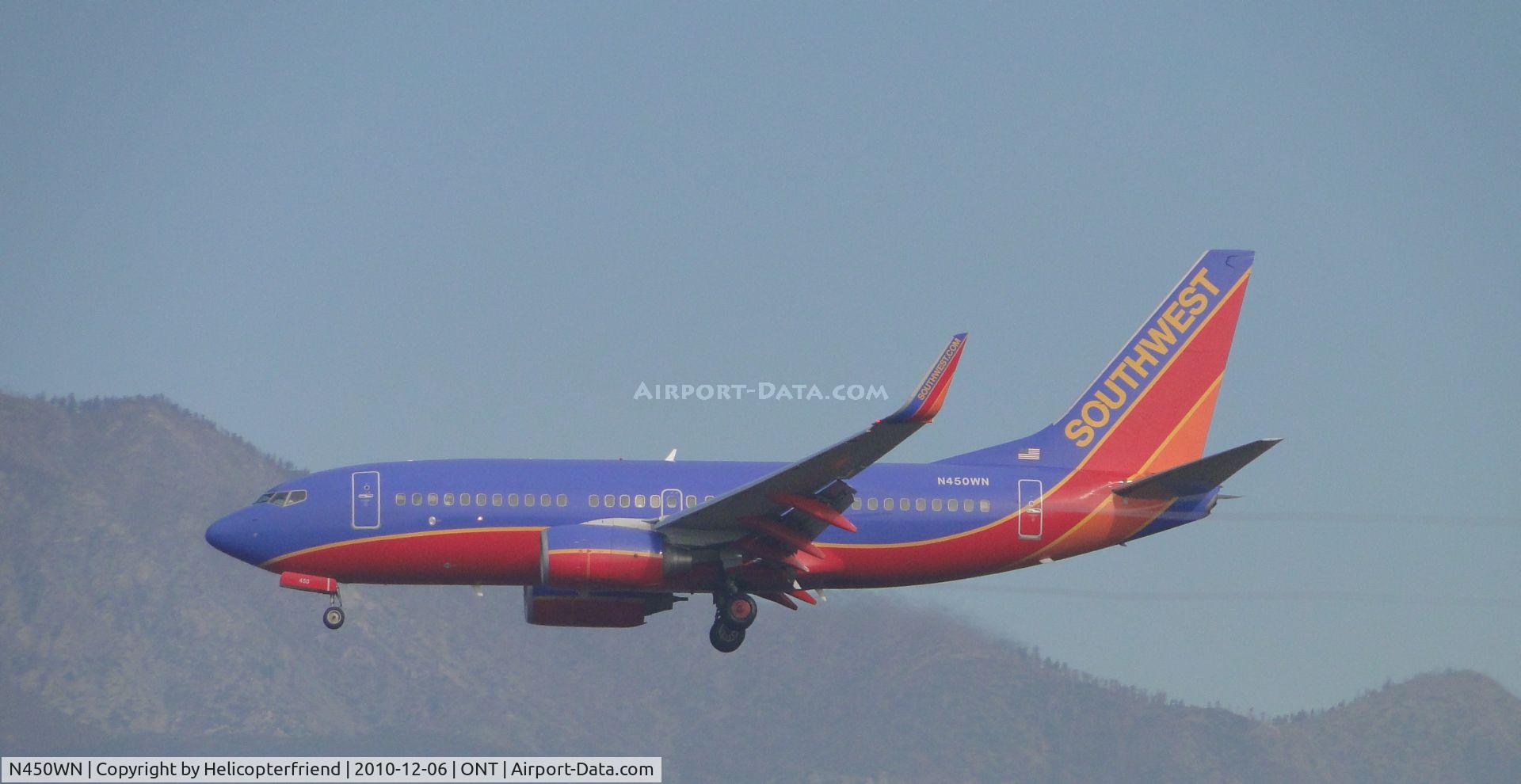 N450WN, 2004 Boeing 737-7H4 C/N 32470, On final to runway 26R