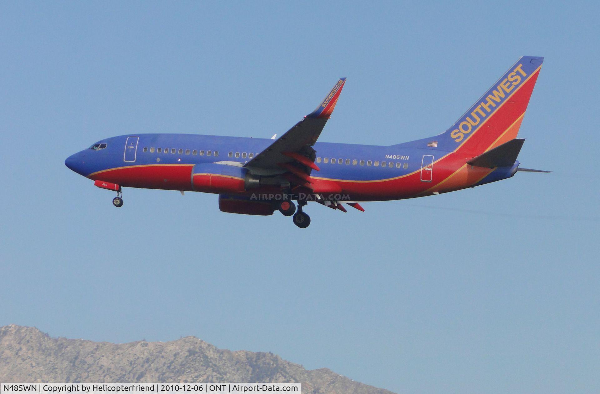 N485WN, 2004 Boeing 737-7H4 C/N 32473, On final to runway 26R