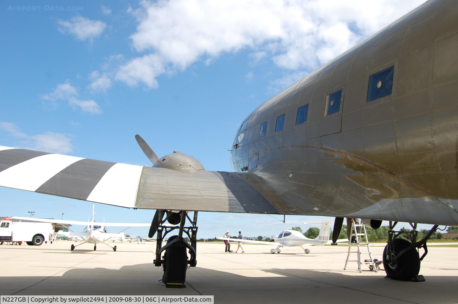 N227GB, 1945 Douglas DC-3C C/N 16597, Schaumburg