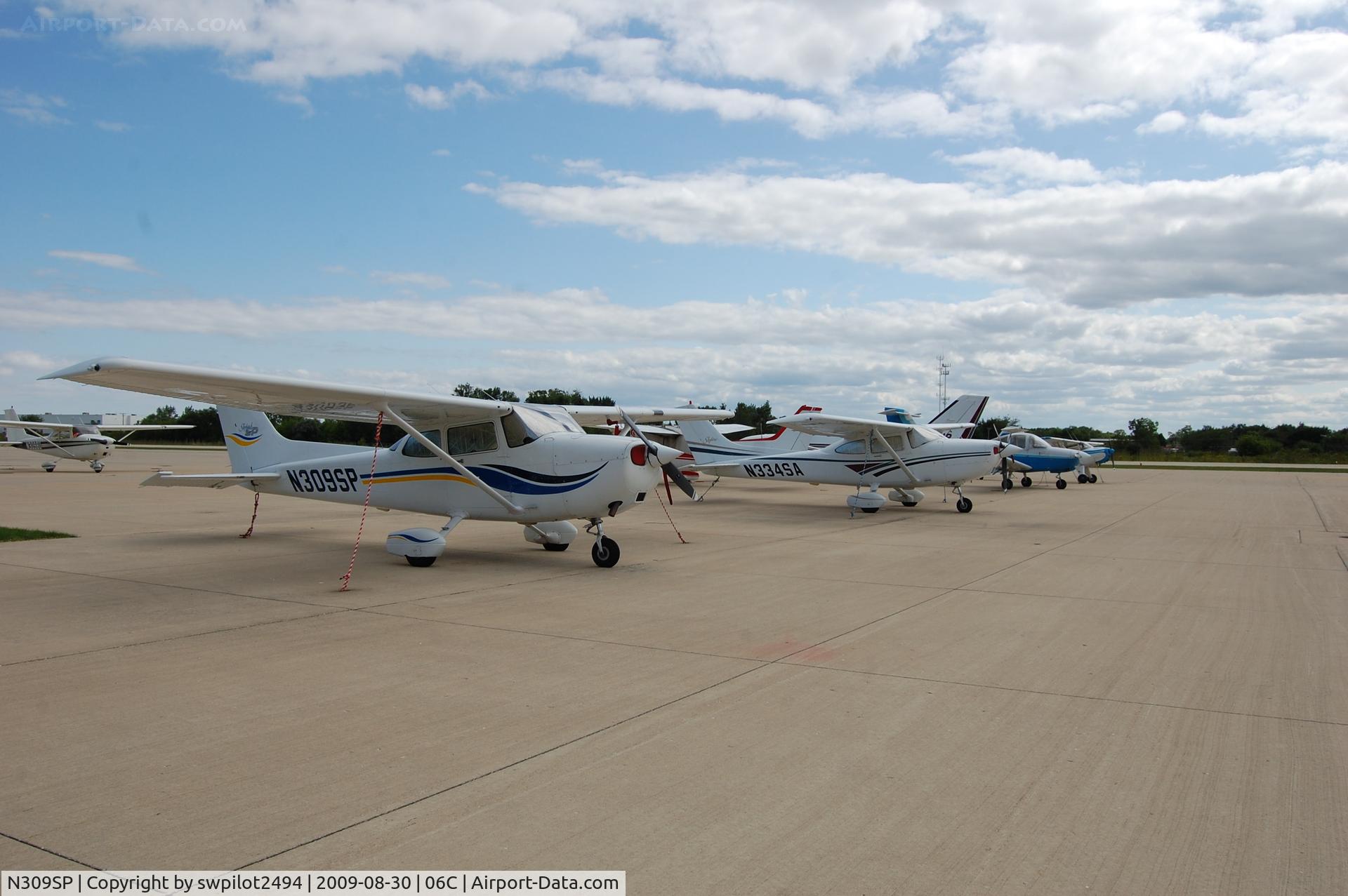 N309SP, 1999 Cessna 172S C/N 172S8245, Schaumburg ramp
