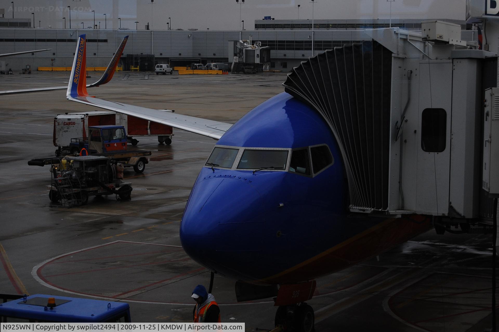 N925WN, 2008 Boeing 737-7H4 C/N 36630, At the gate. MDW