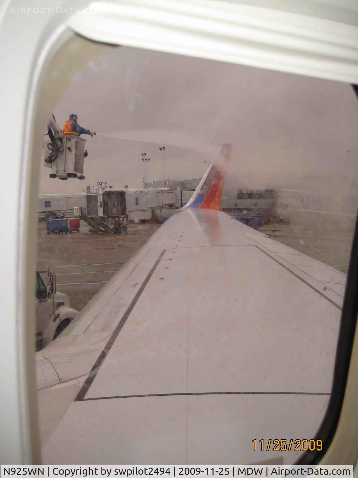 N925WN, 2008 Boeing 737-7H4 C/N 36630, De-ice before a flight to Denver