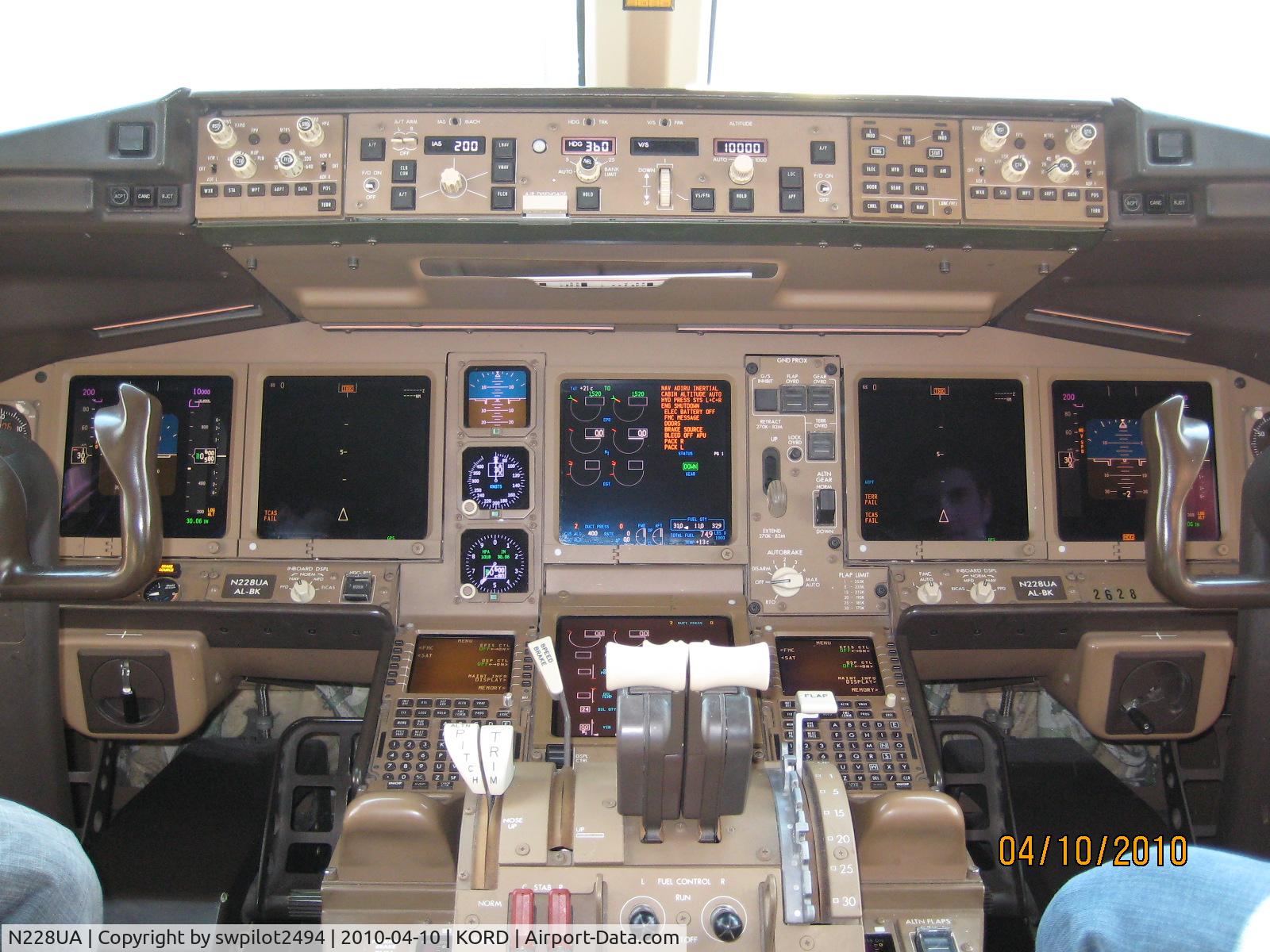 N228UA, 2002 Boeing 777-222 C/N 30556, United 777