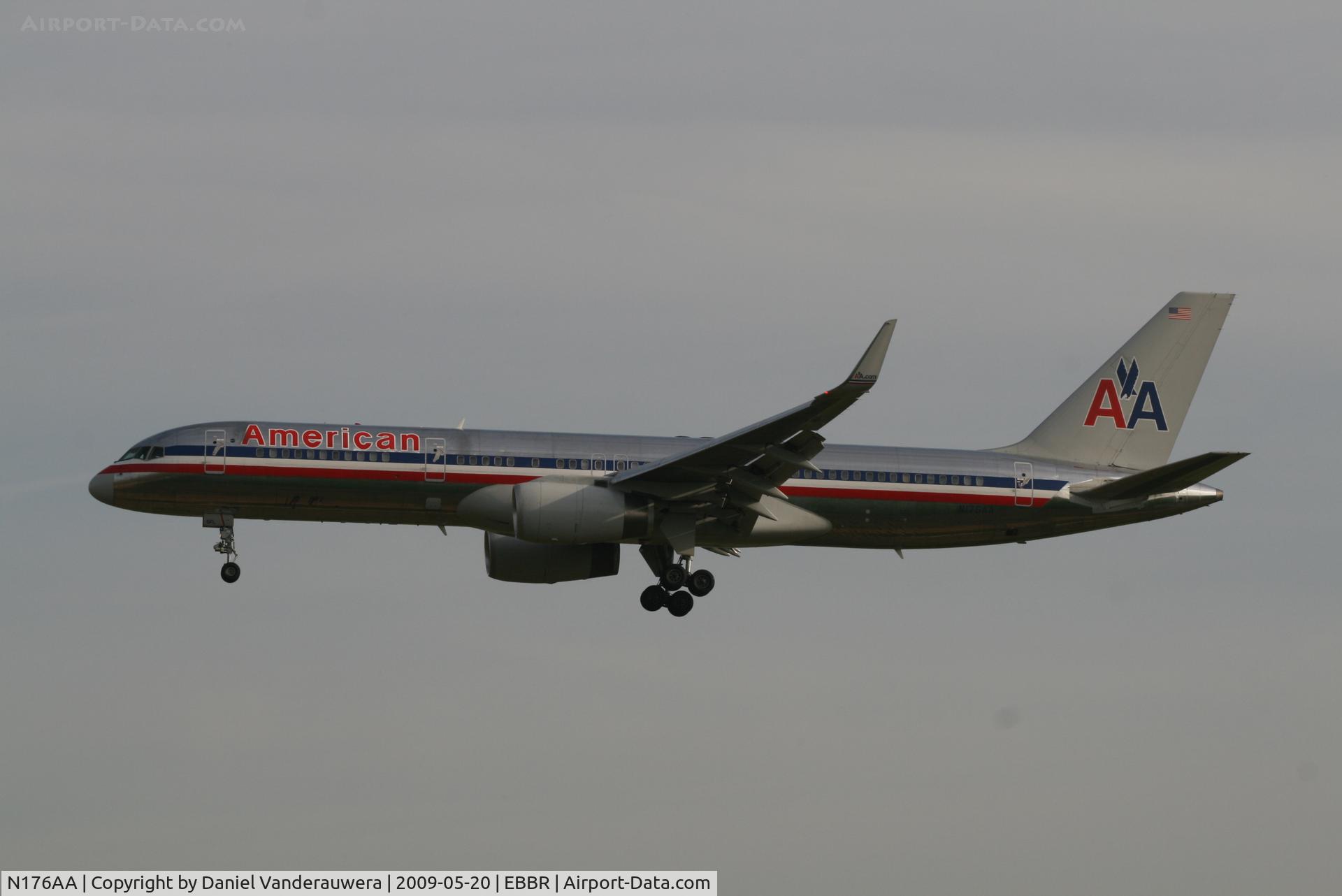 N176AA, 2001 Boeing 757-223 C/N 32395/994, Arrival of flight AA172 to RWY 25L